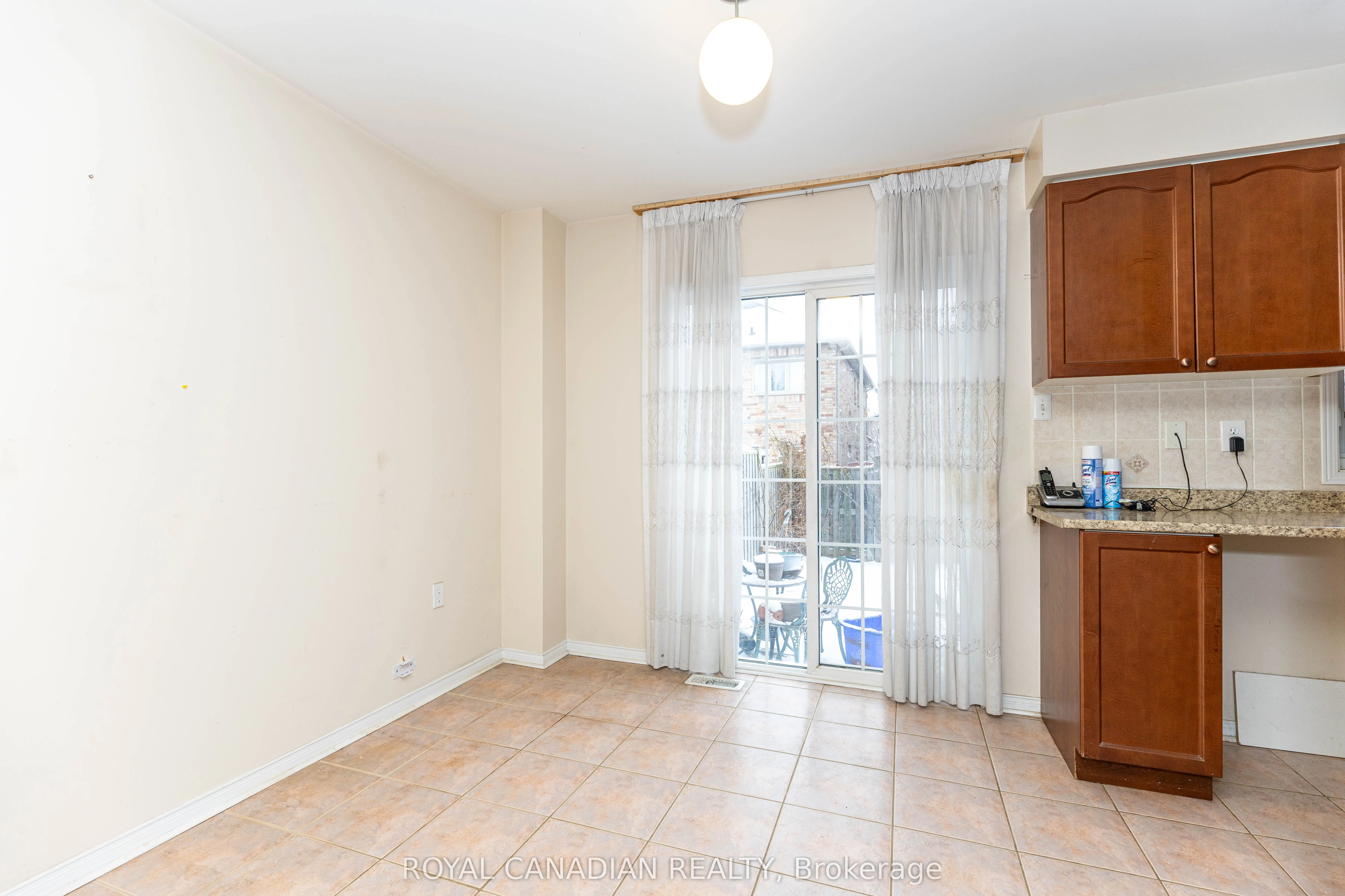 101 Crystalview Crescent