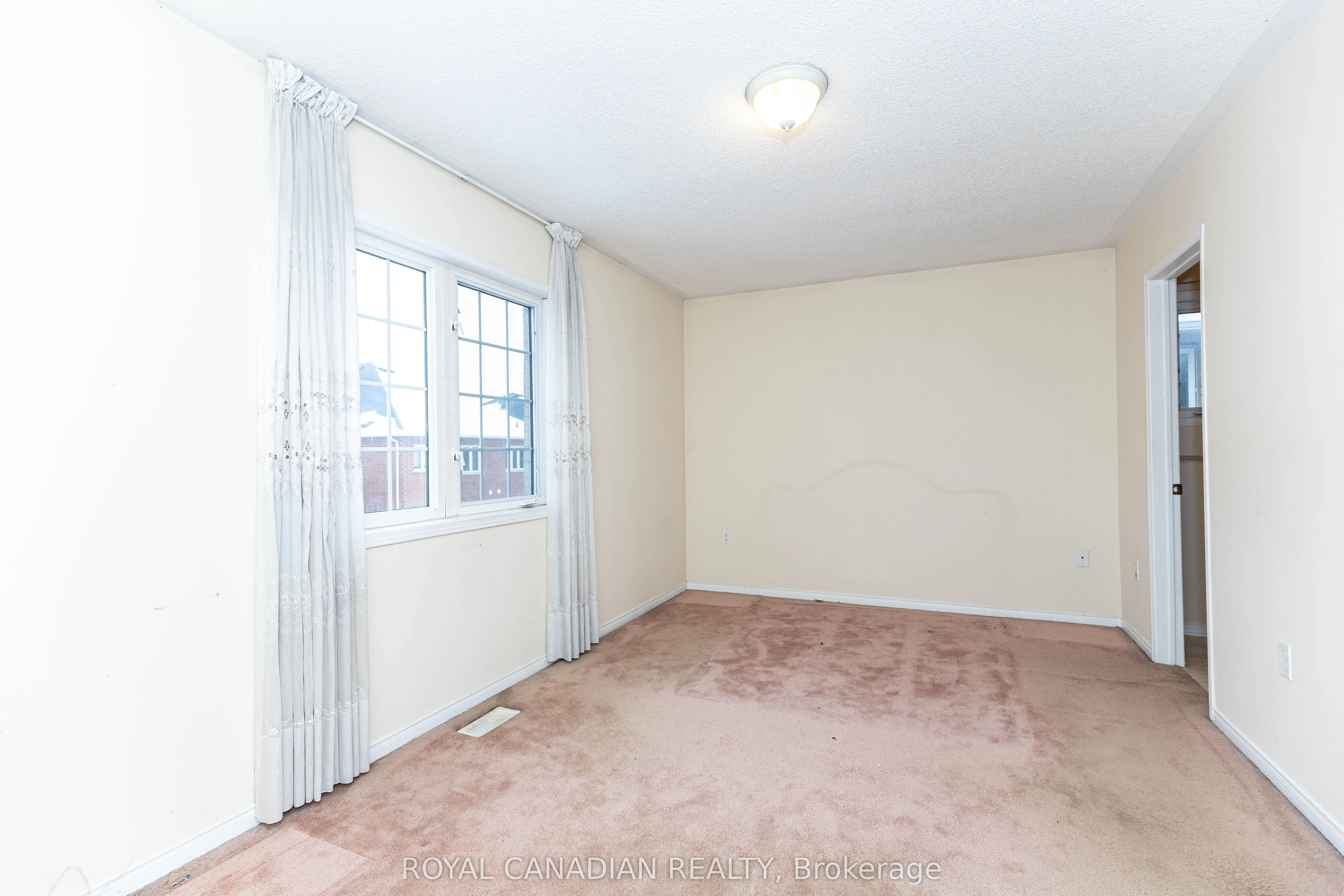 101 Crystalview Crescent