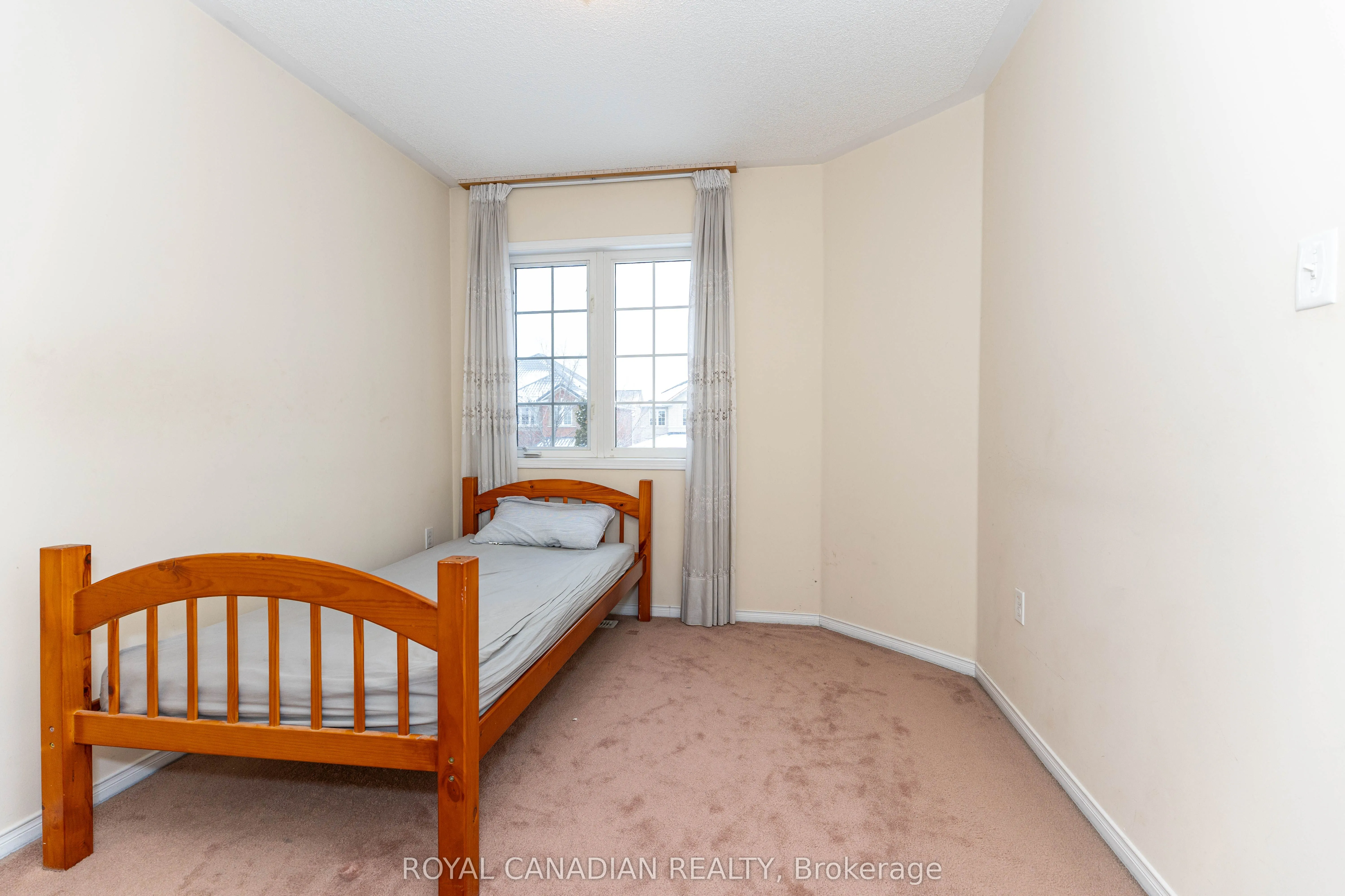 101 Crystalview Crescent
