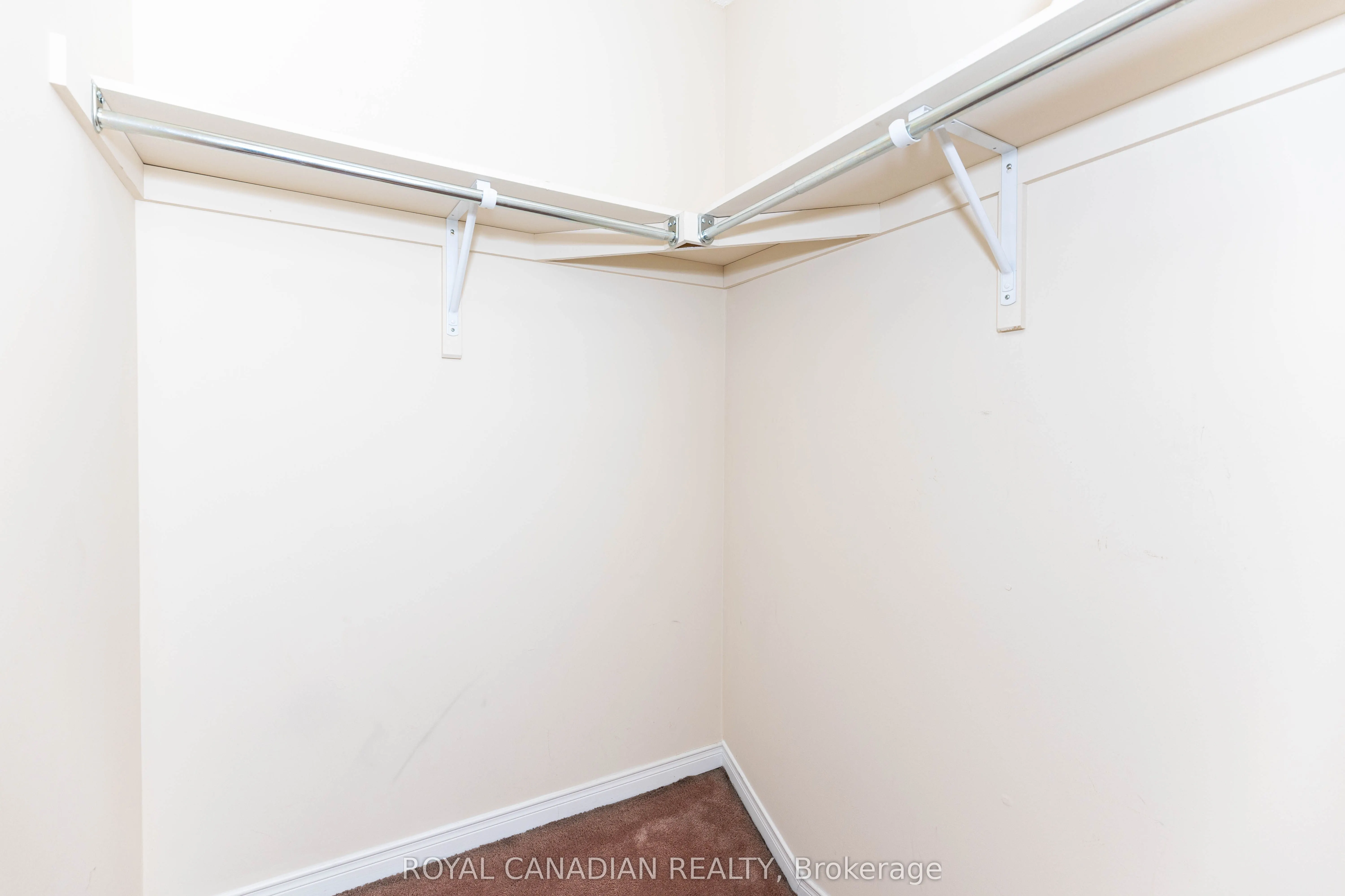 101 Crystalview Crescent