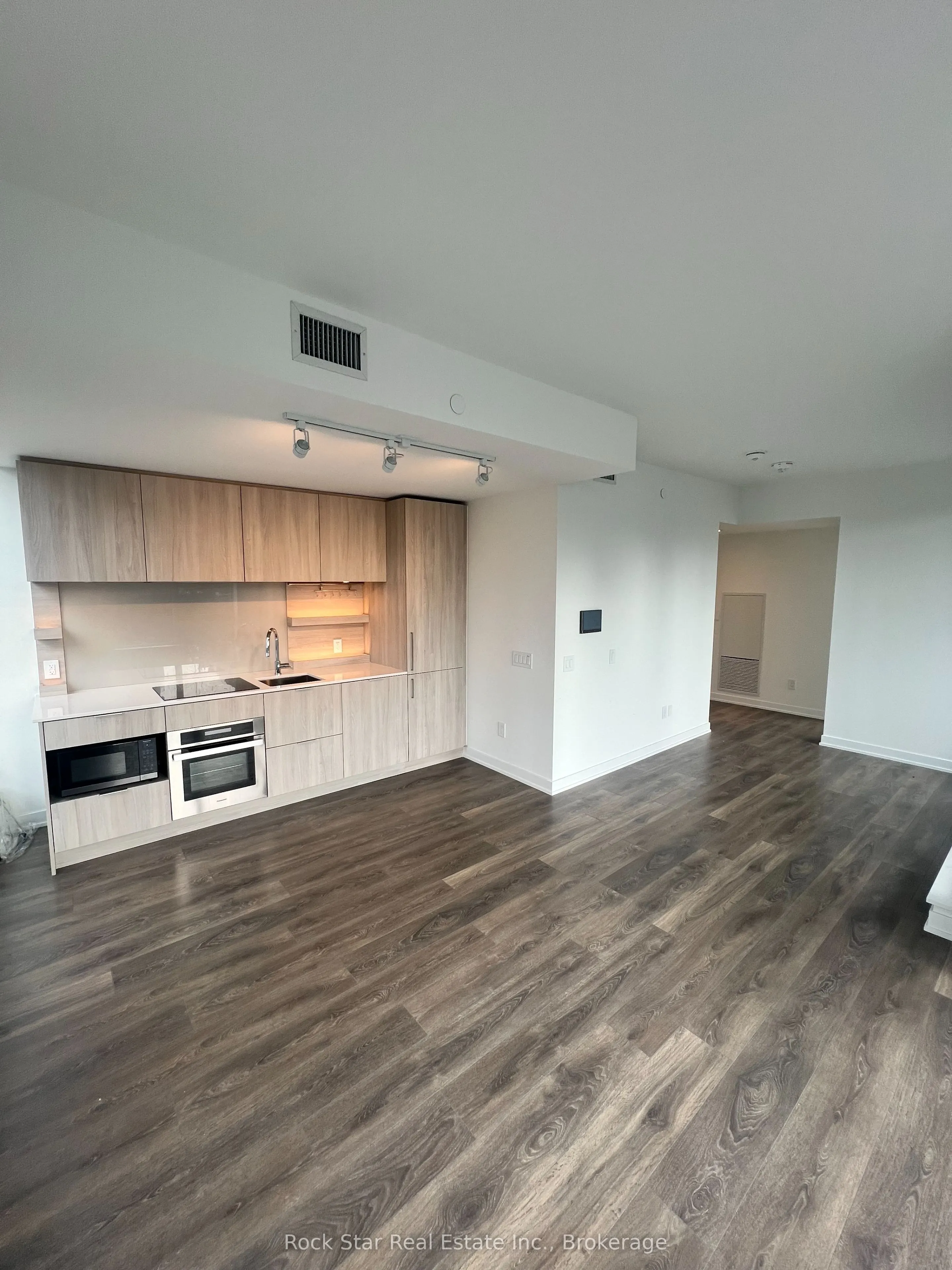 28 Ann Street #209