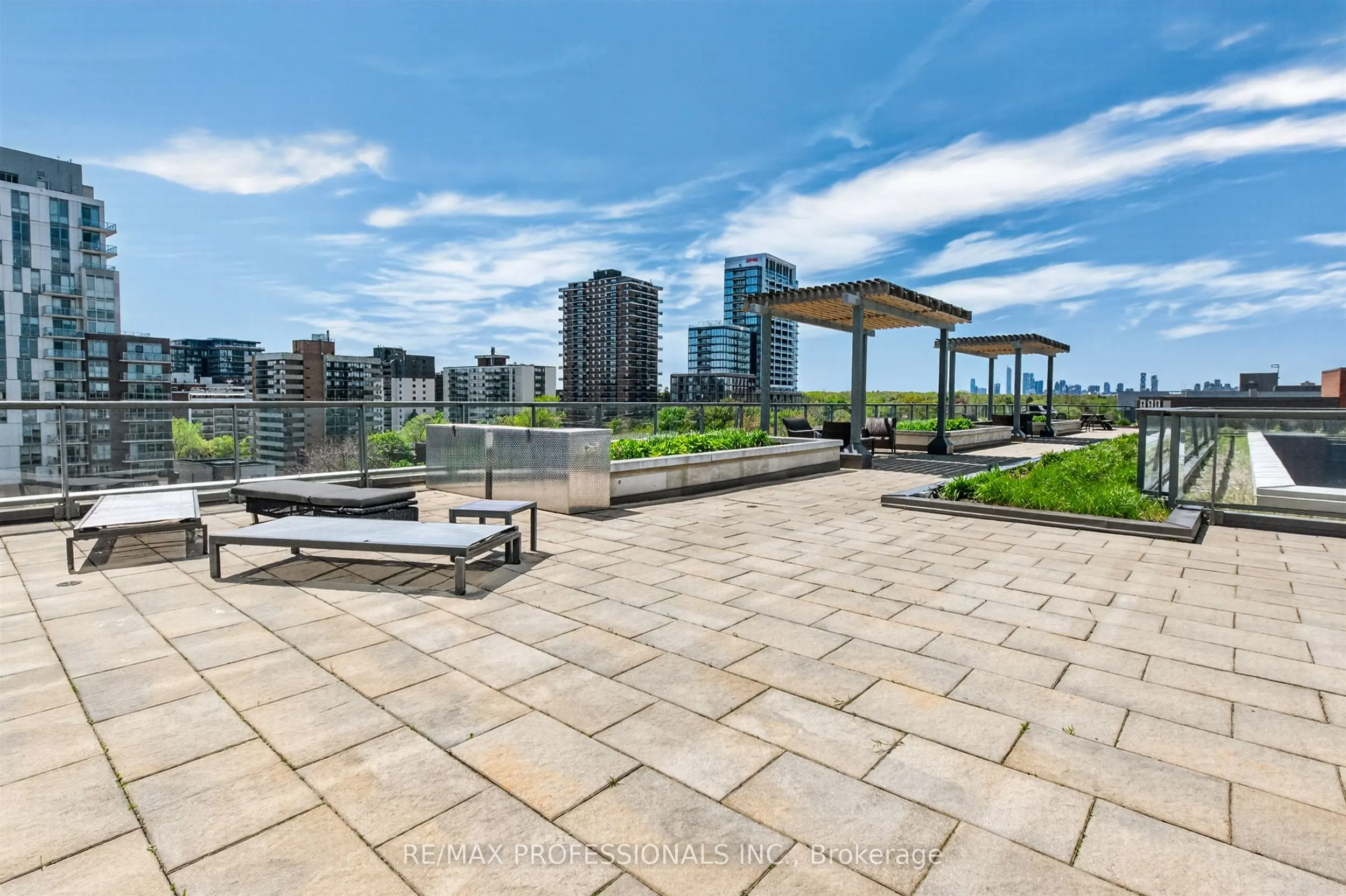 1 Hurontario Street #413