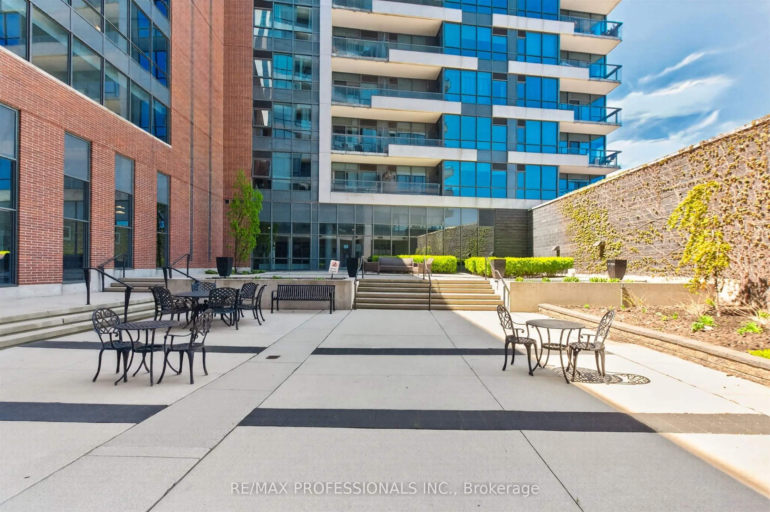 1 Hurontario Street #413
