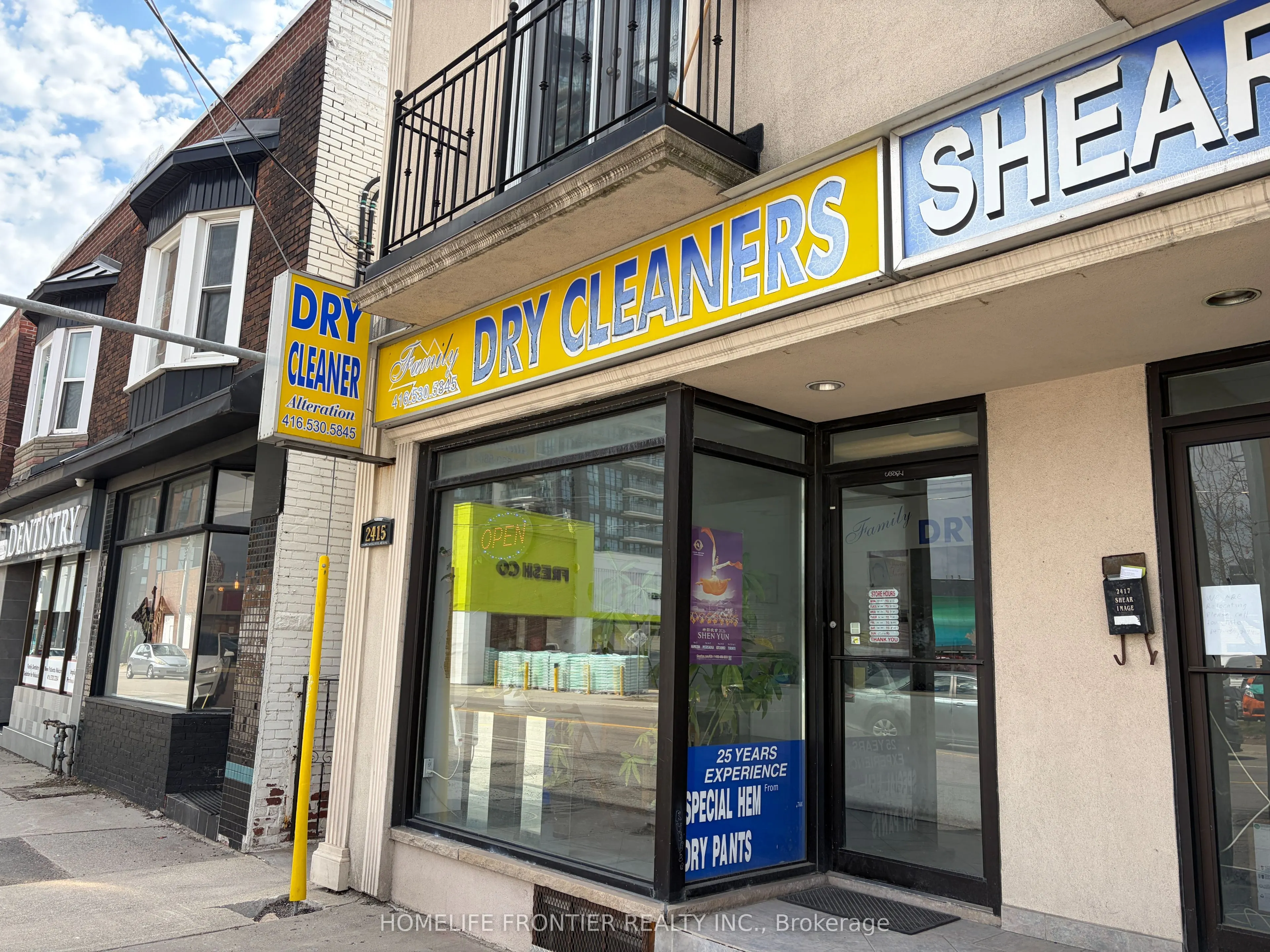 2415 Dundas Street W