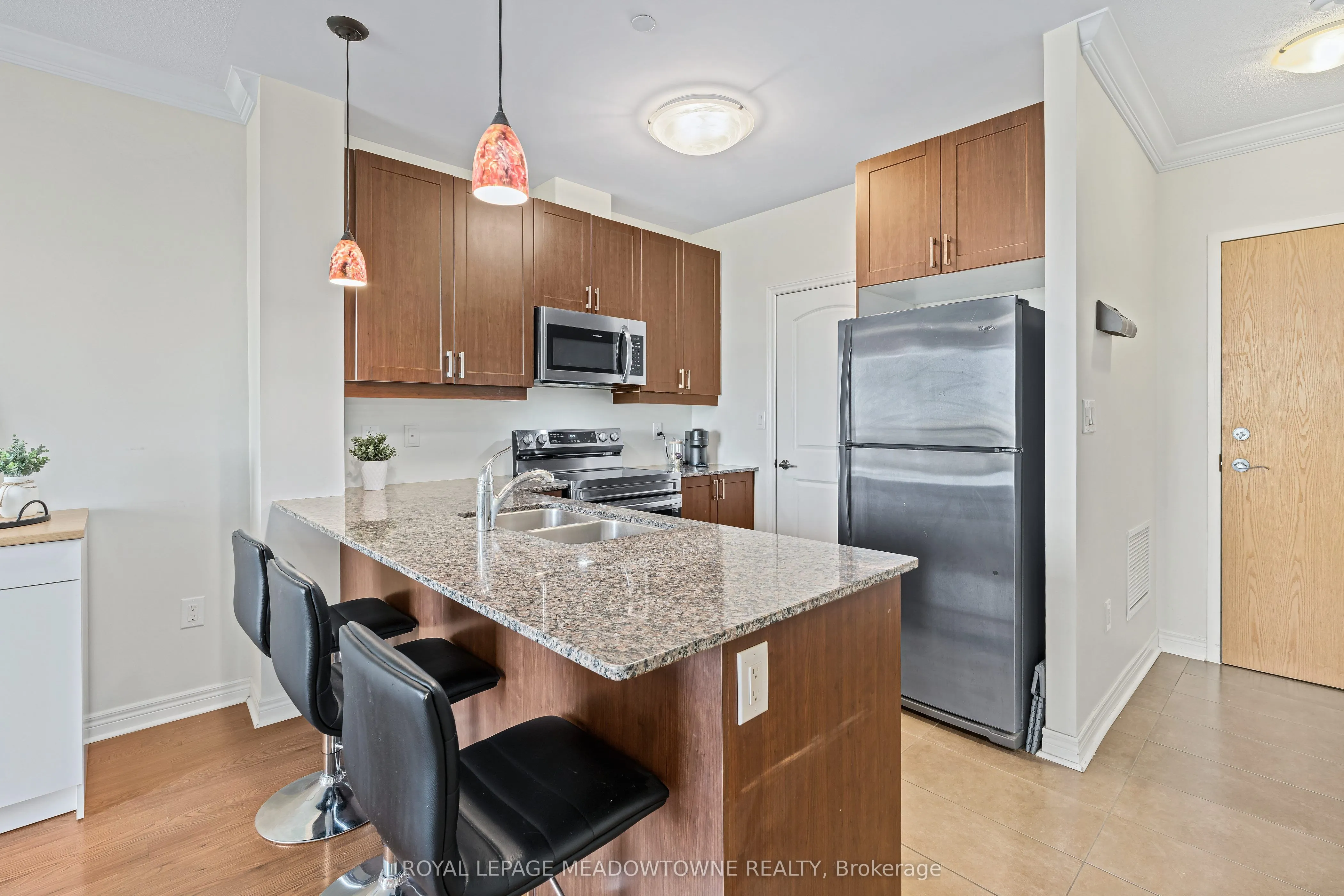 383 Main Street E #520
