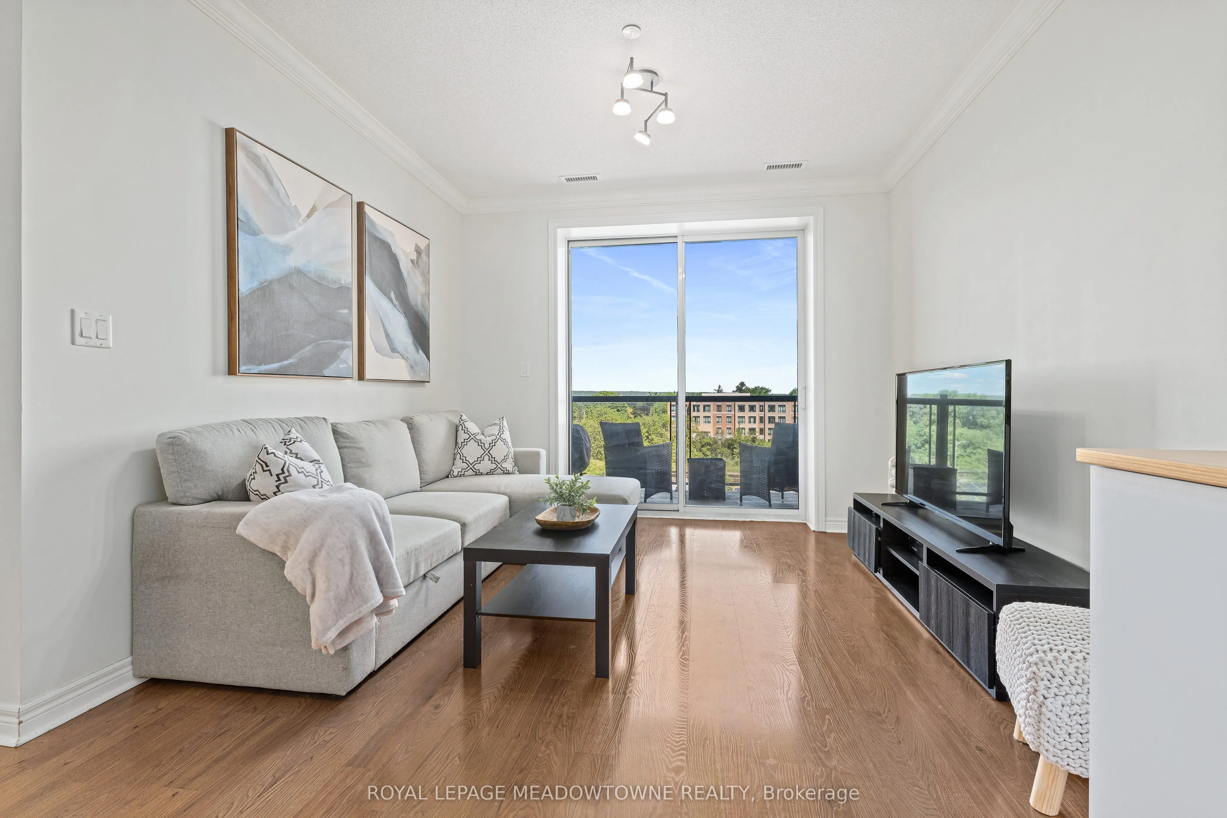 383 Main Street E #520