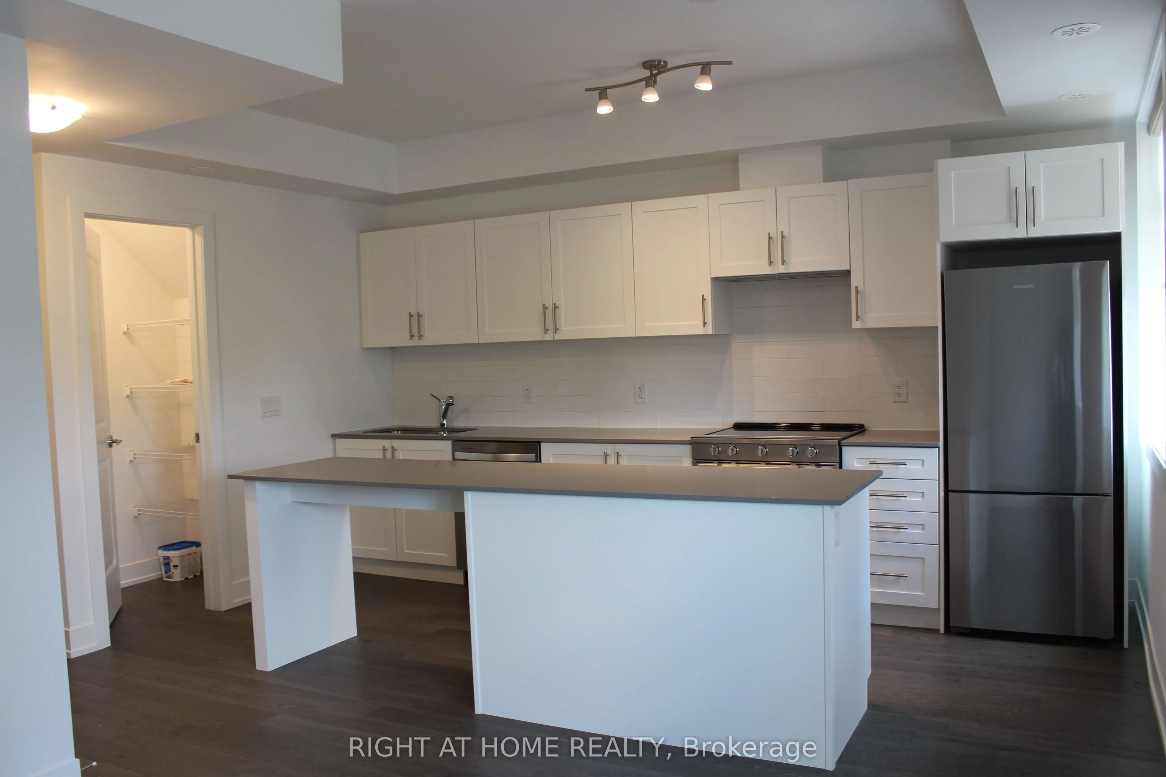 1075 Douglas Mccurdy Common #249