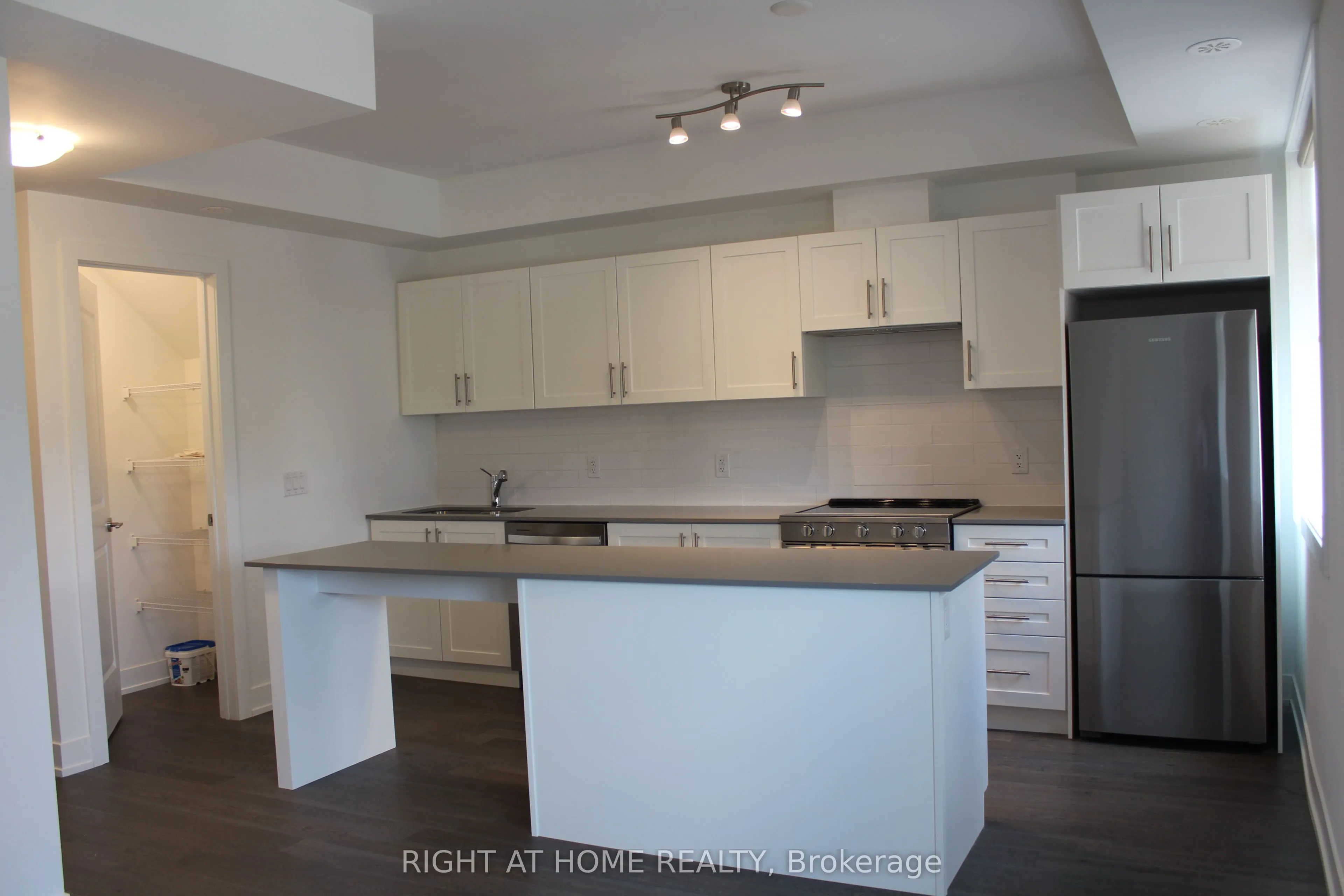 1075 Douglas Mccurdy Common #249