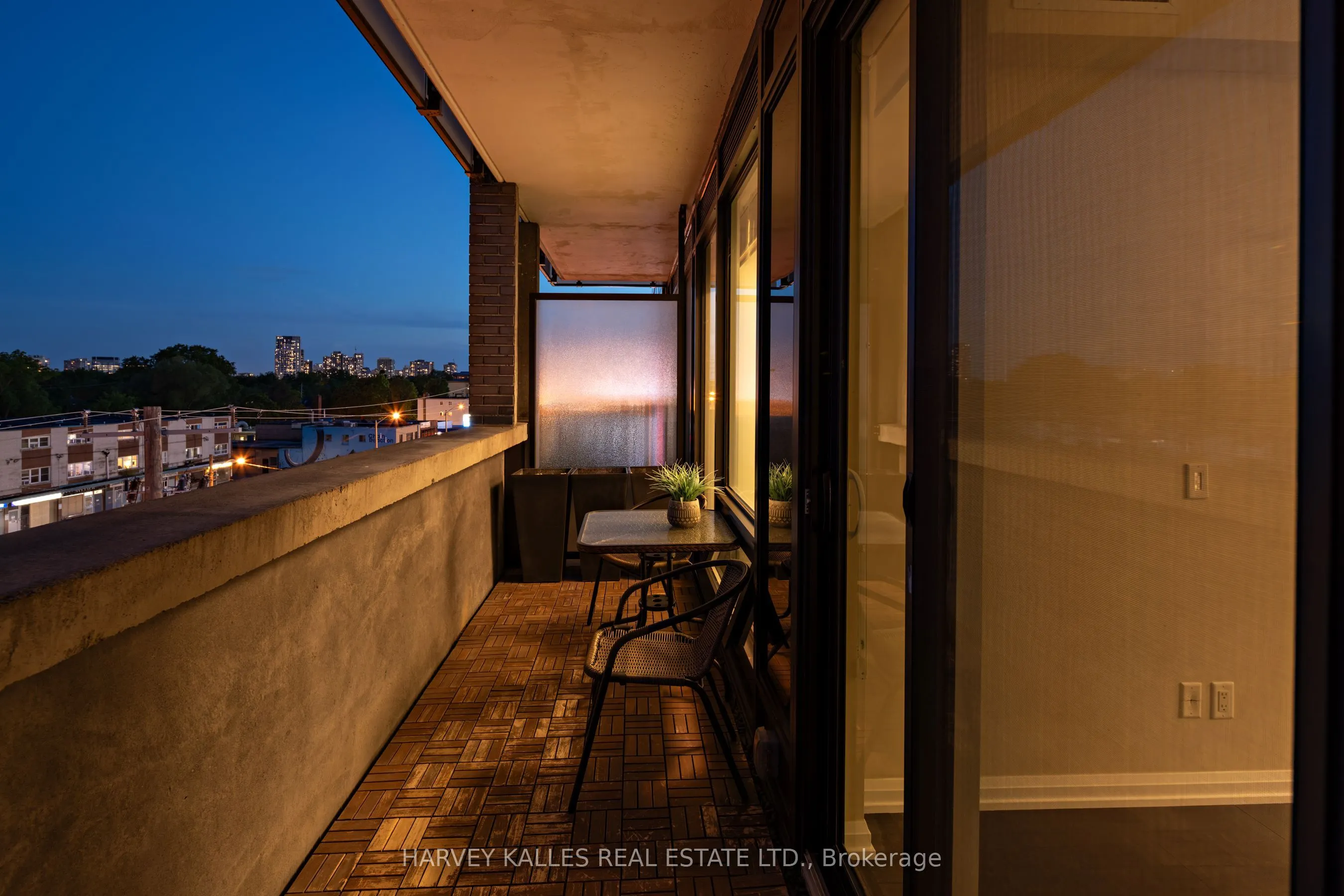 4208 Dundas Street W #412