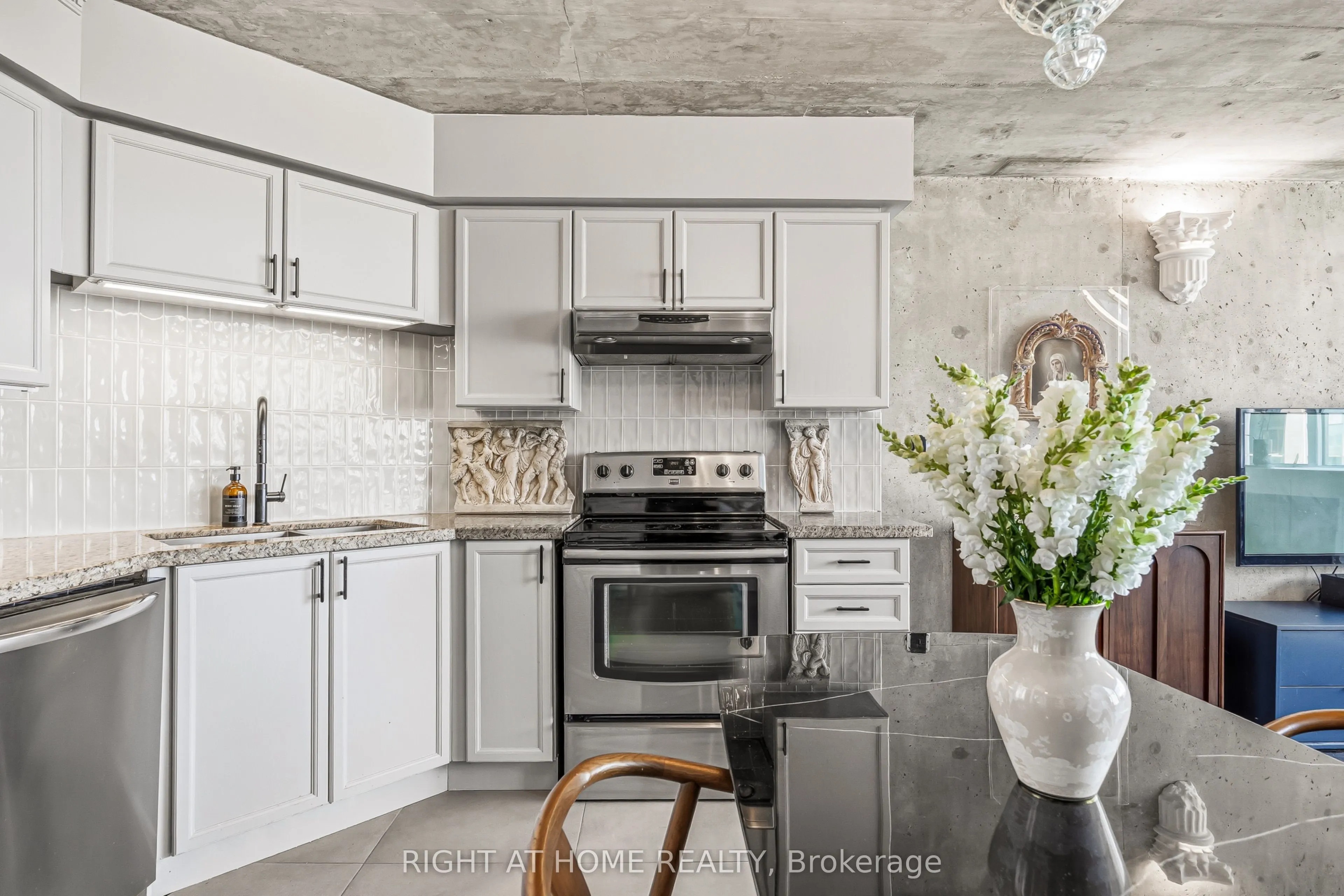 250 Manitoba Street #612