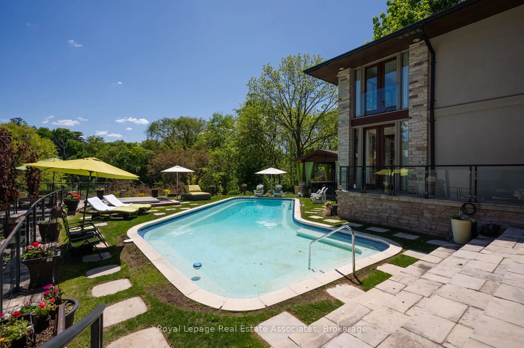 1510 Pinetree Crescent