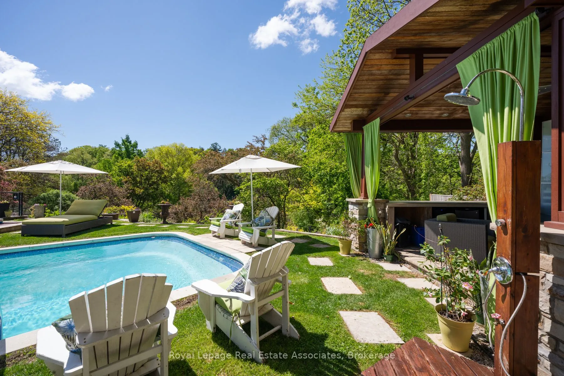 1510 Pinetree Crescent