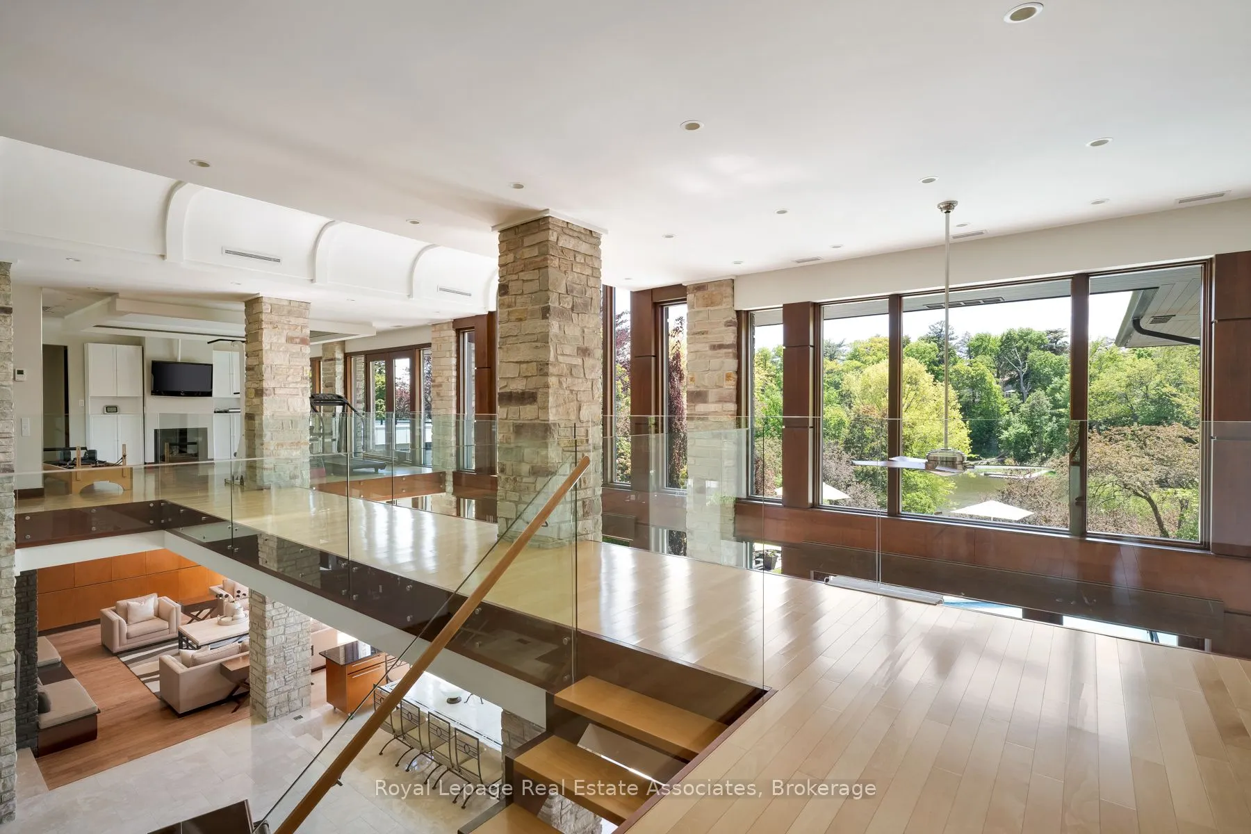 1510 Pinetree Crescent