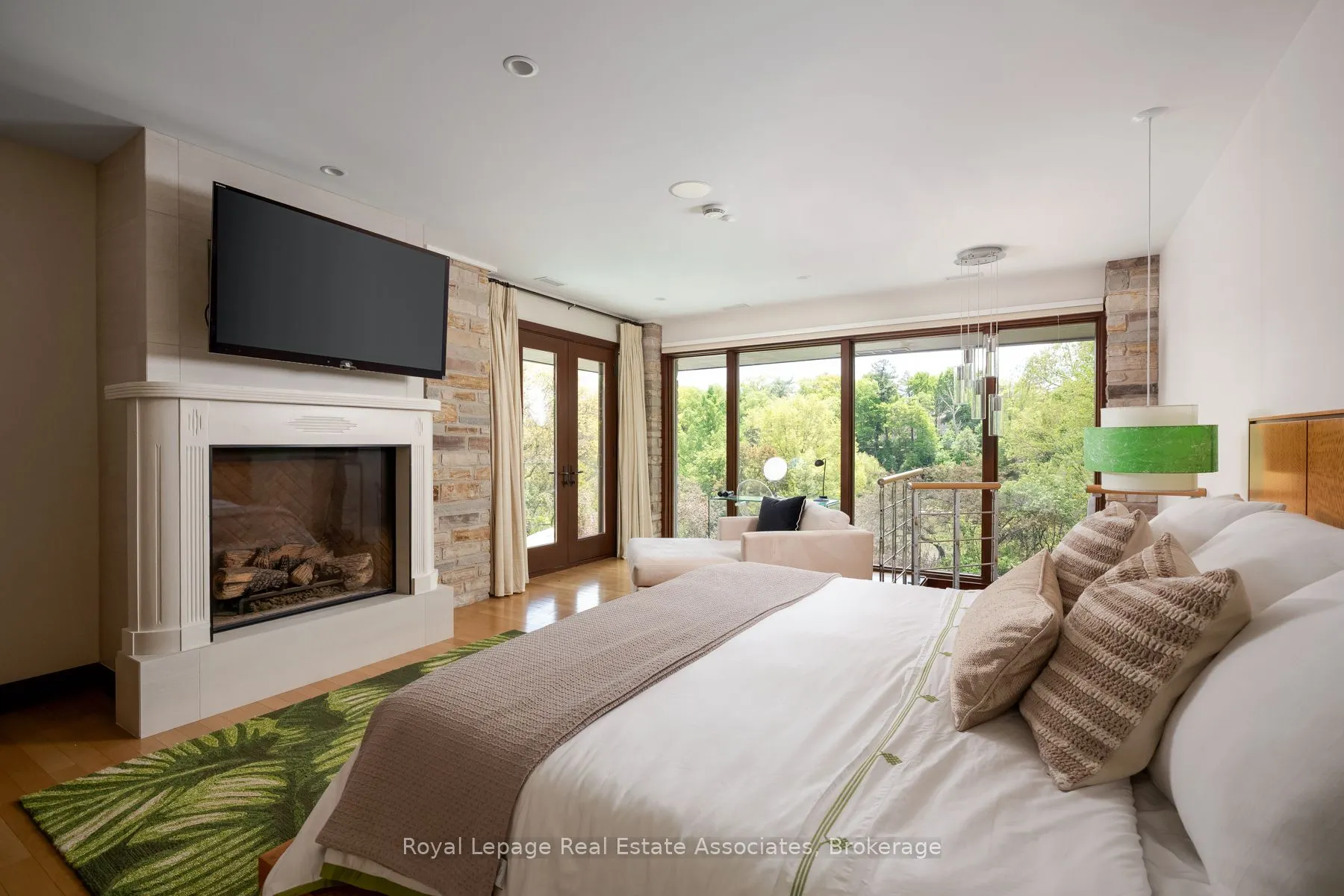 1510 Pinetree Crescent