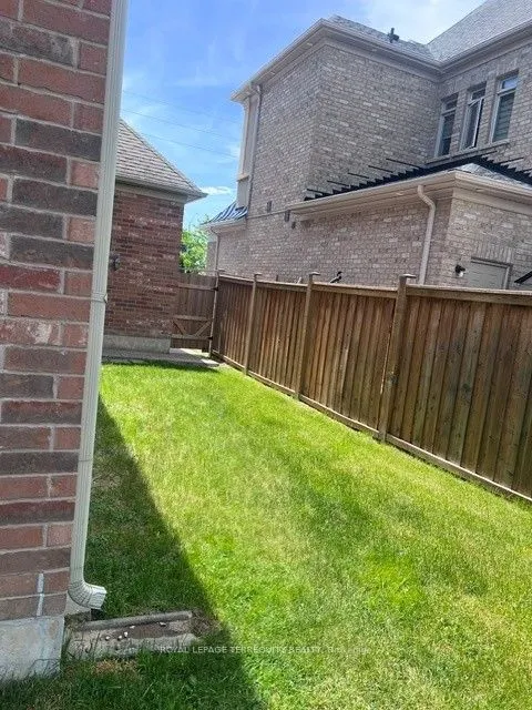 19 Black Diamond Crescent
