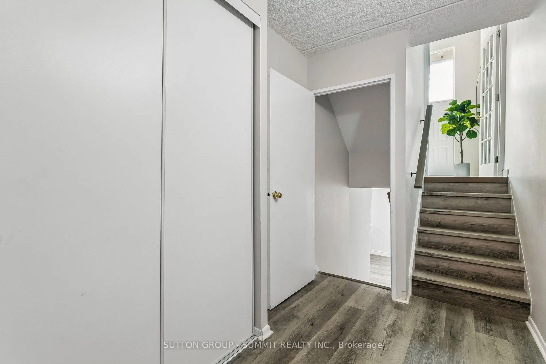 180 MISSISSAUGA VALLEY Boulevard #211