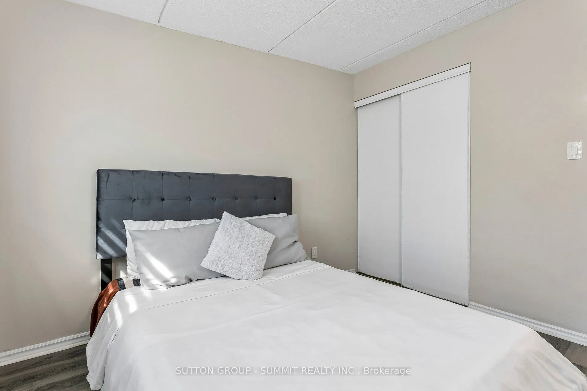 180 MISSISSAUGA VALLEY Boulevard #211
