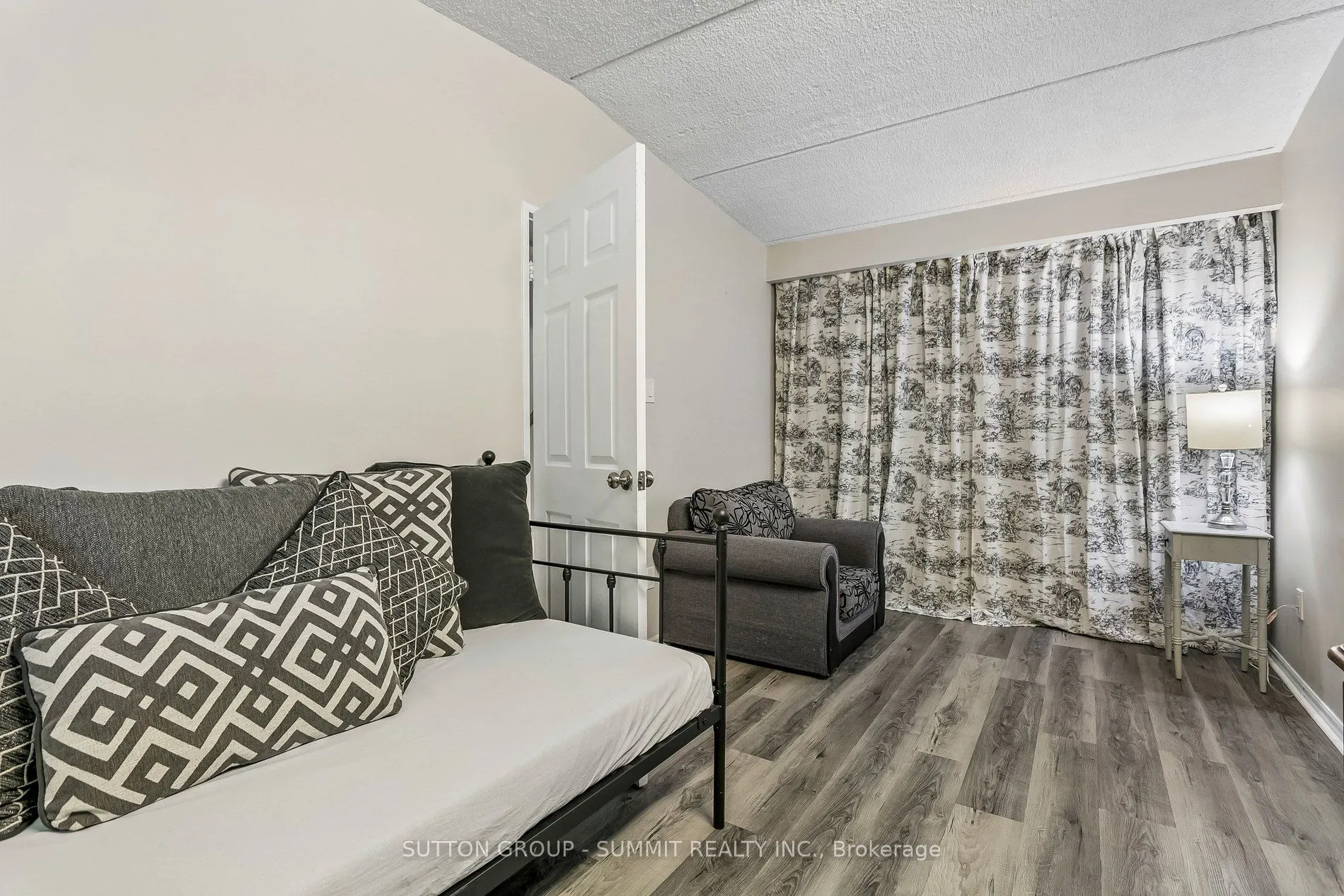 180 MISSISSAUGA VALLEY Boulevard #211