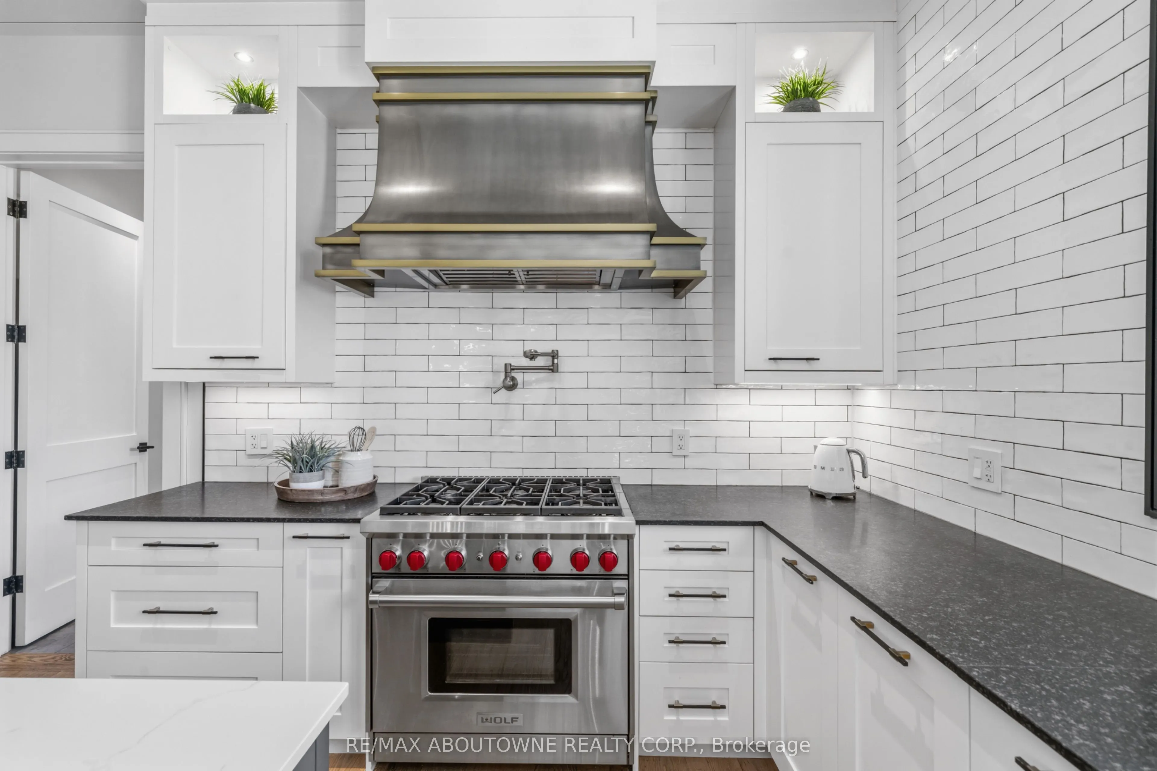 489 Lakeshore Road W