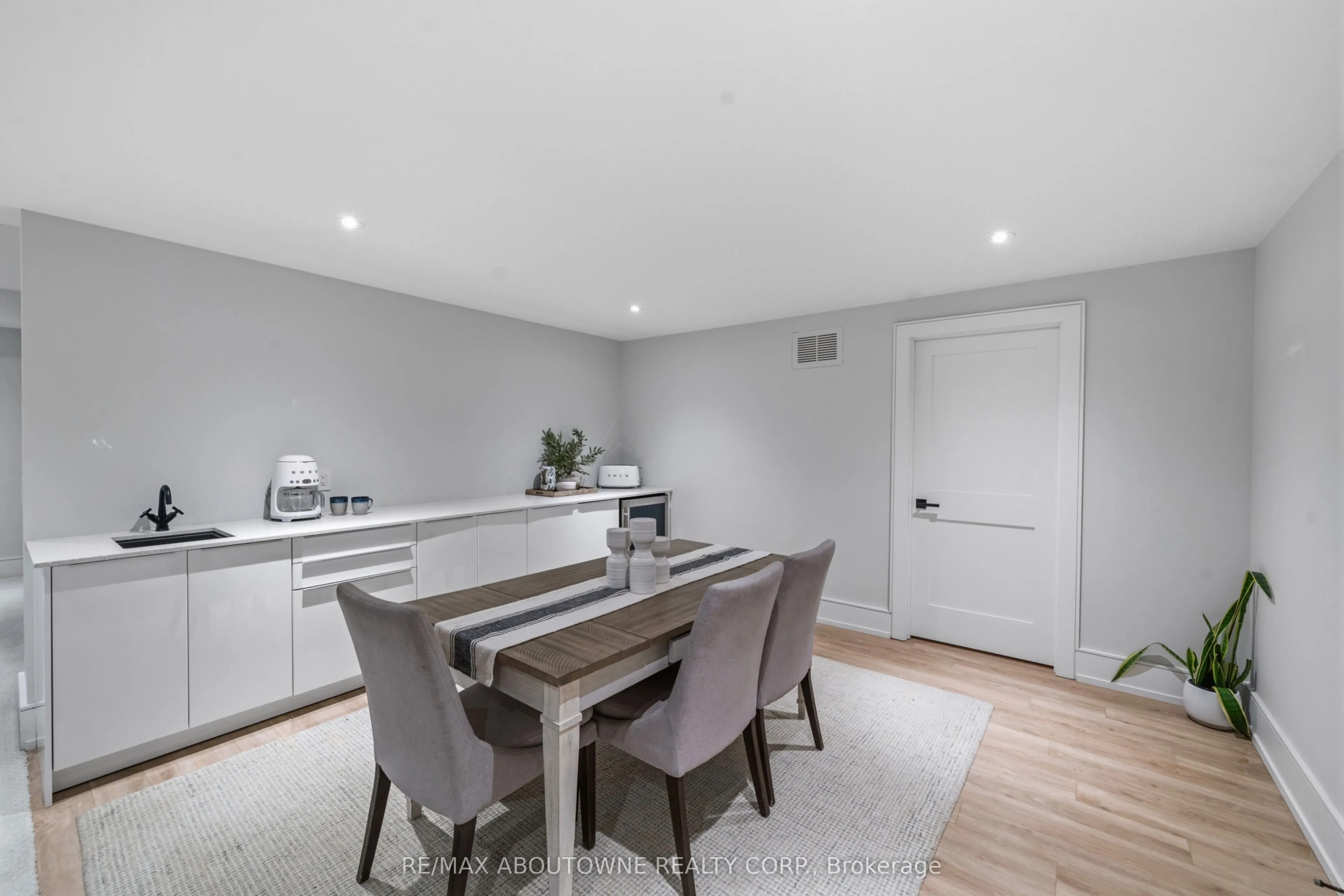 489 Lakeshore Road W