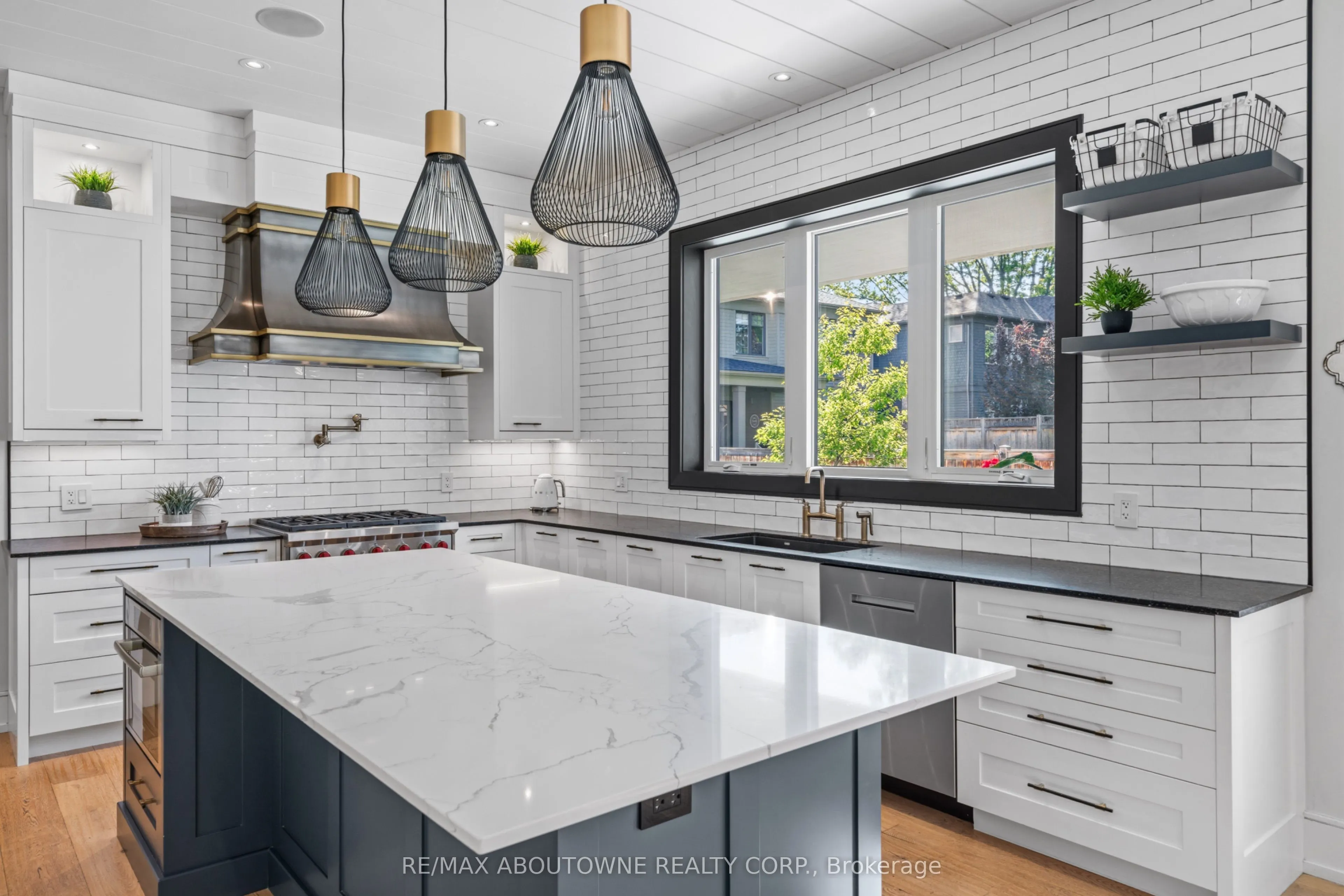 489 Lakeshore Road W
