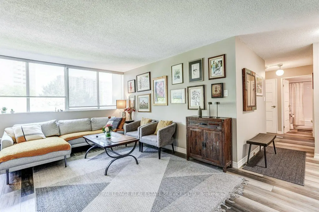 3590 Kaneff Crescent #402