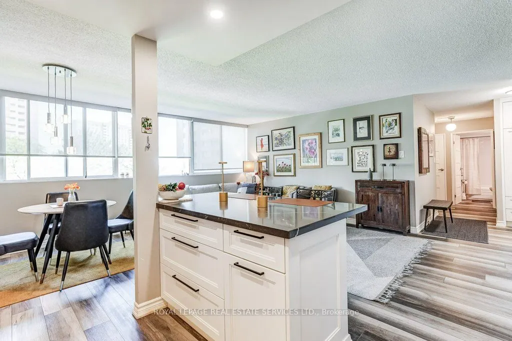 3590 Kaneff Crescent #402
