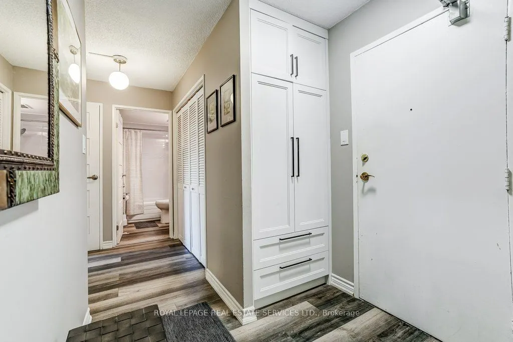 3590 Kaneff Crescent #402