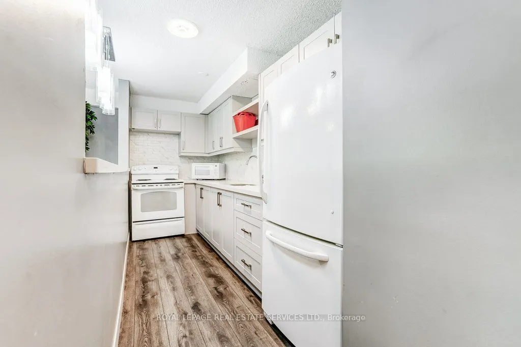 3590 Kaneff Crescent #402