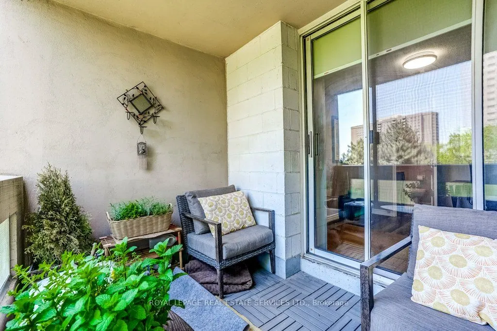3590 Kaneff Crescent #402