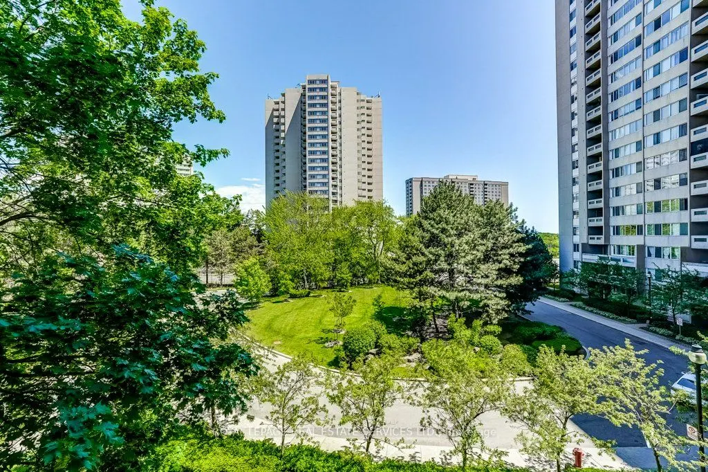 3590 Kaneff Crescent #402