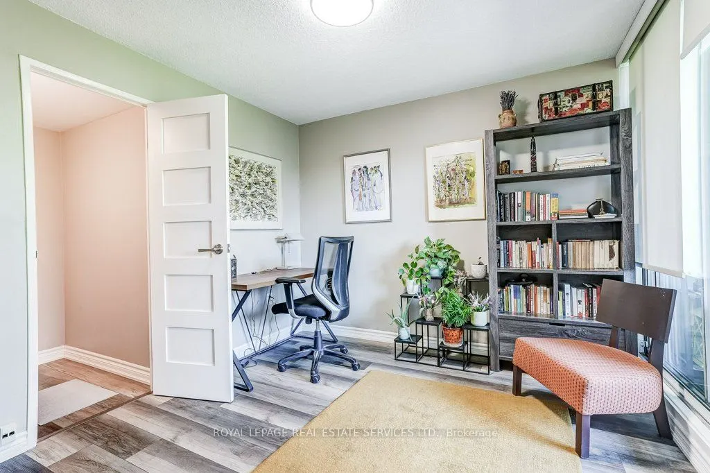 3590 Kaneff Crescent #402