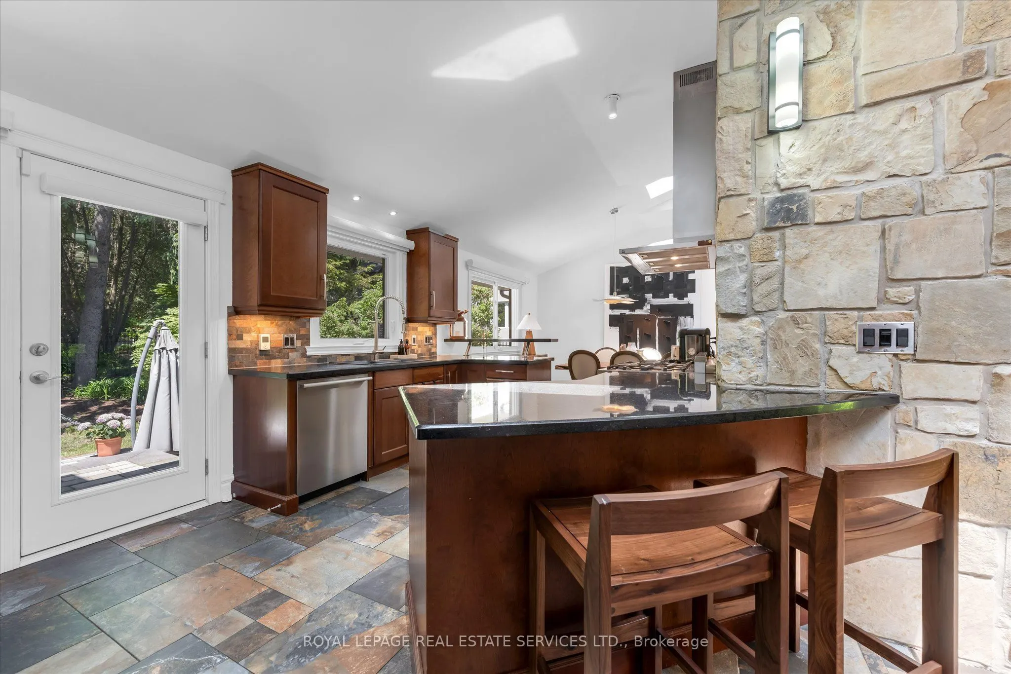 4163 Lakeshore Road