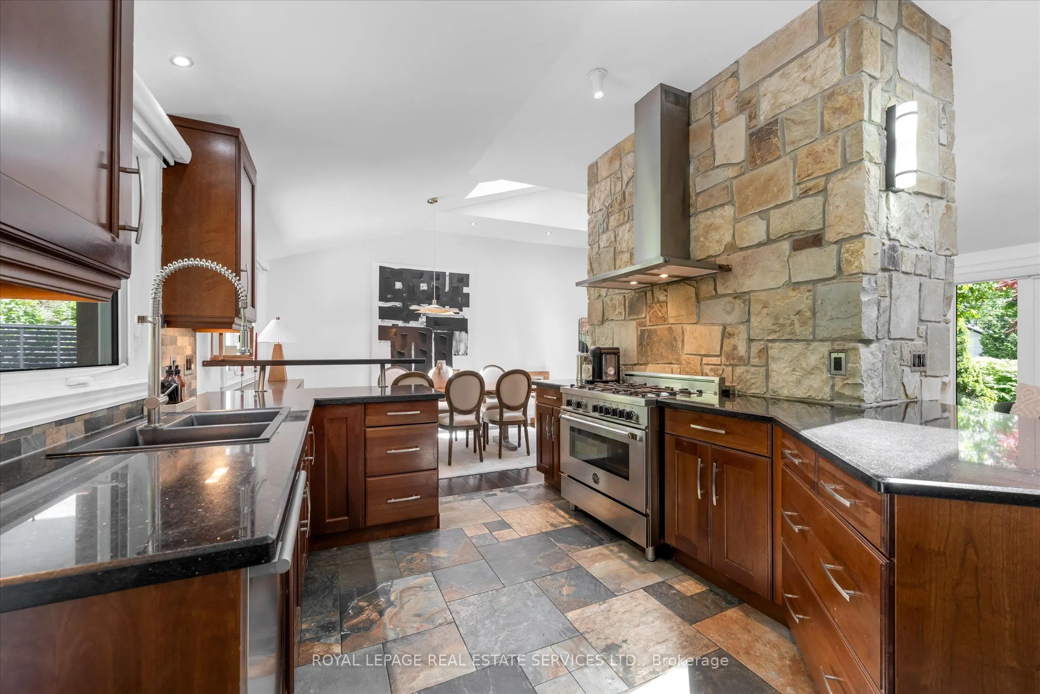 4163 Lakeshore Road