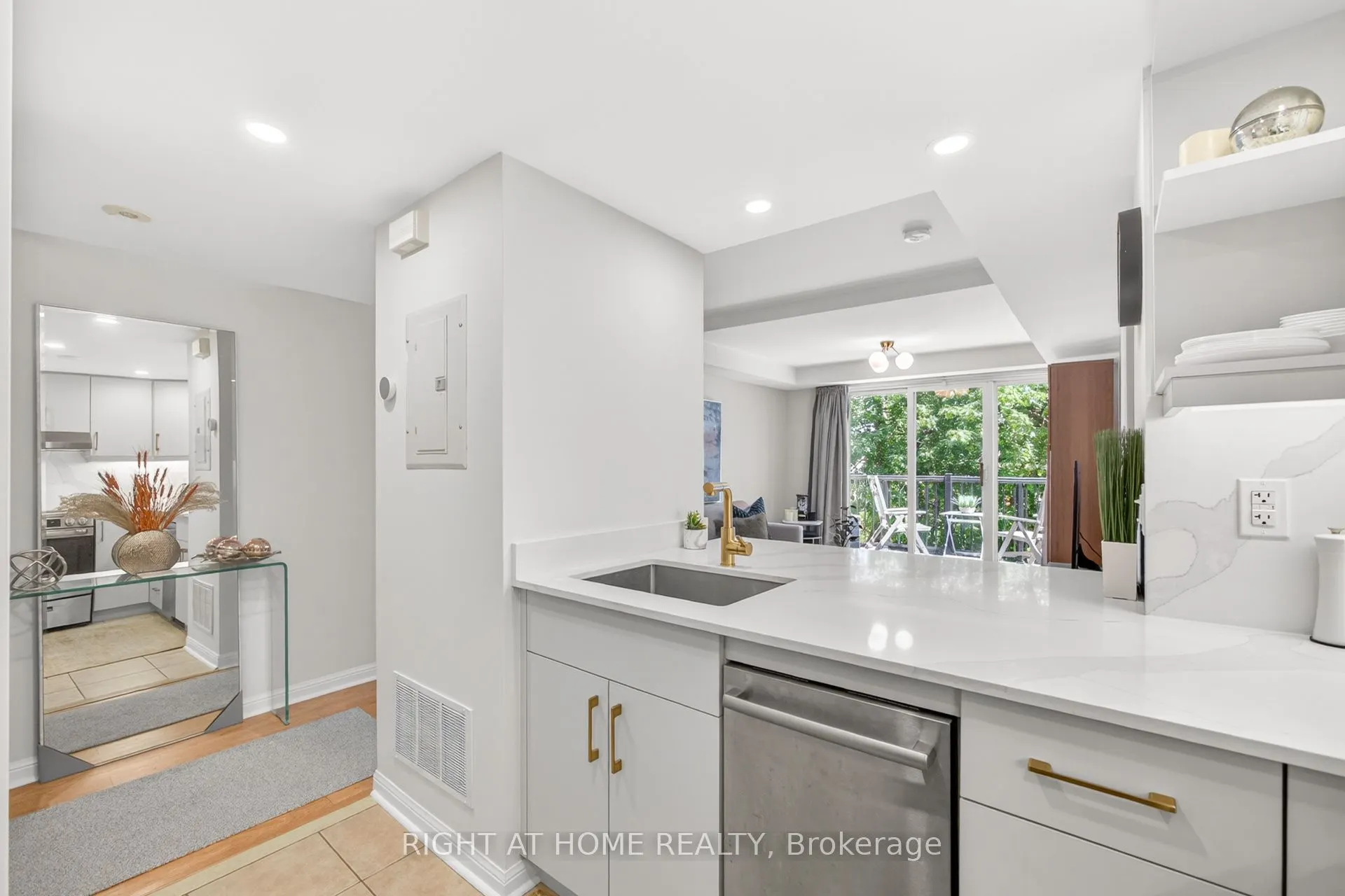 105 George Appleton Way #2151