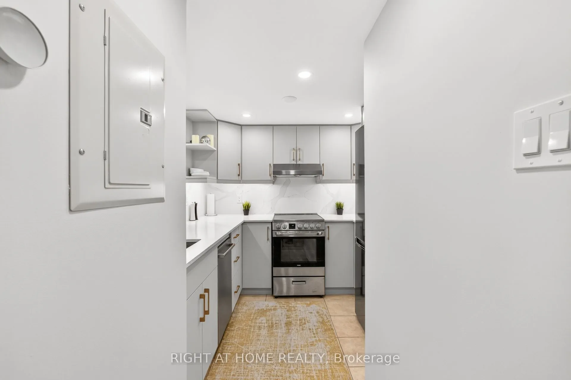 105 George Appleton Way #2151