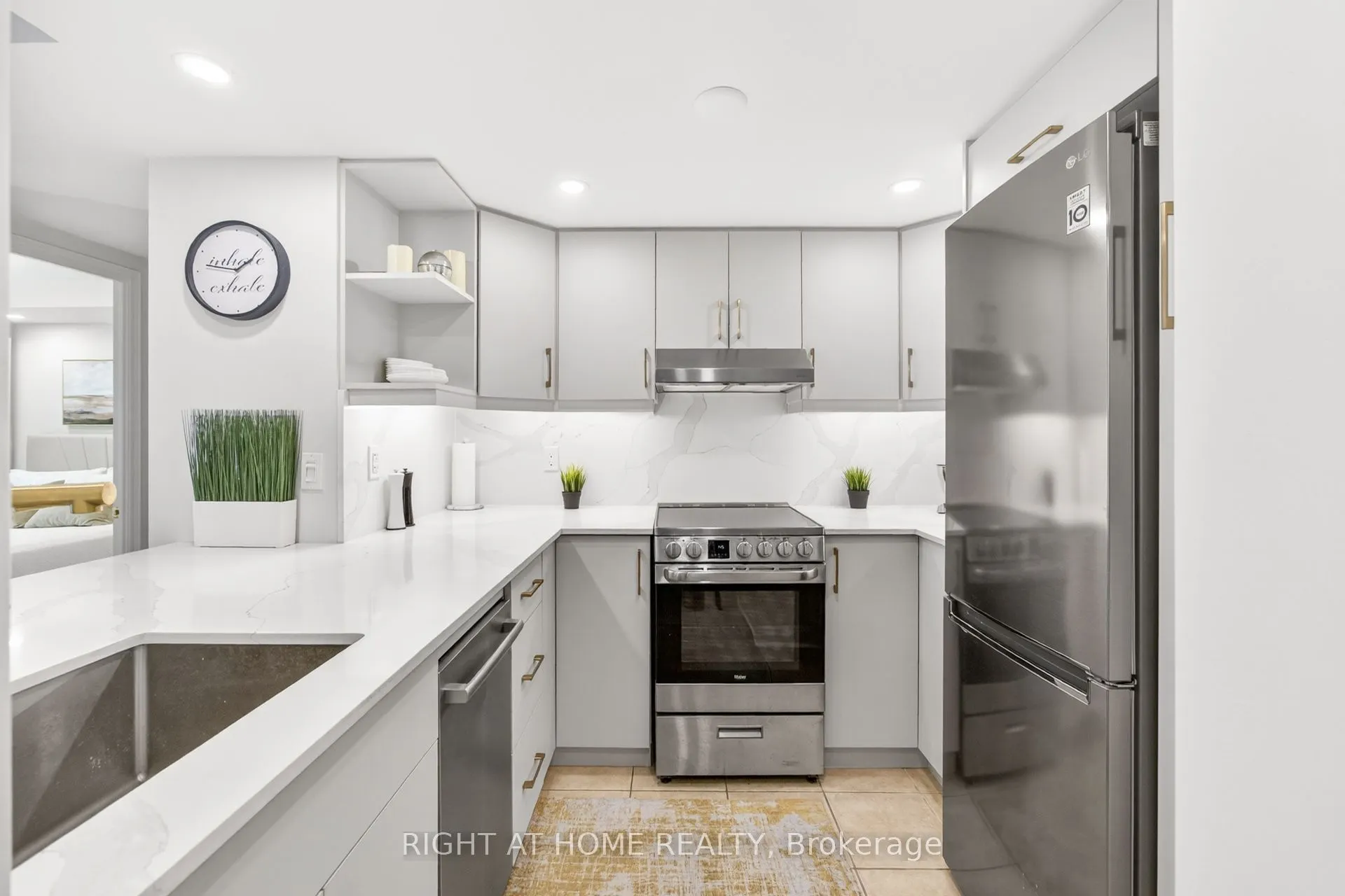 105 George Appleton Way #2151