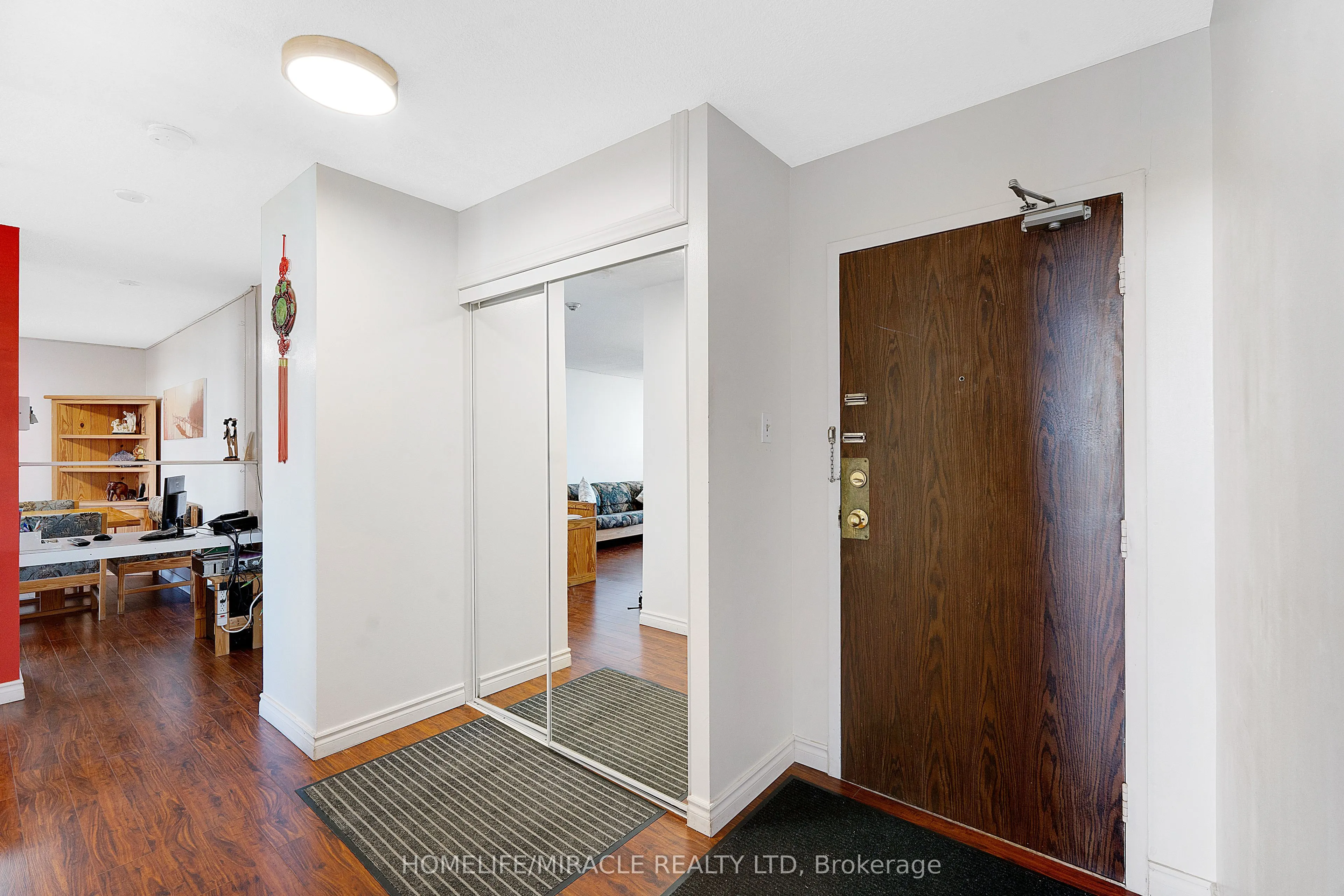 15 Kensington Road #907