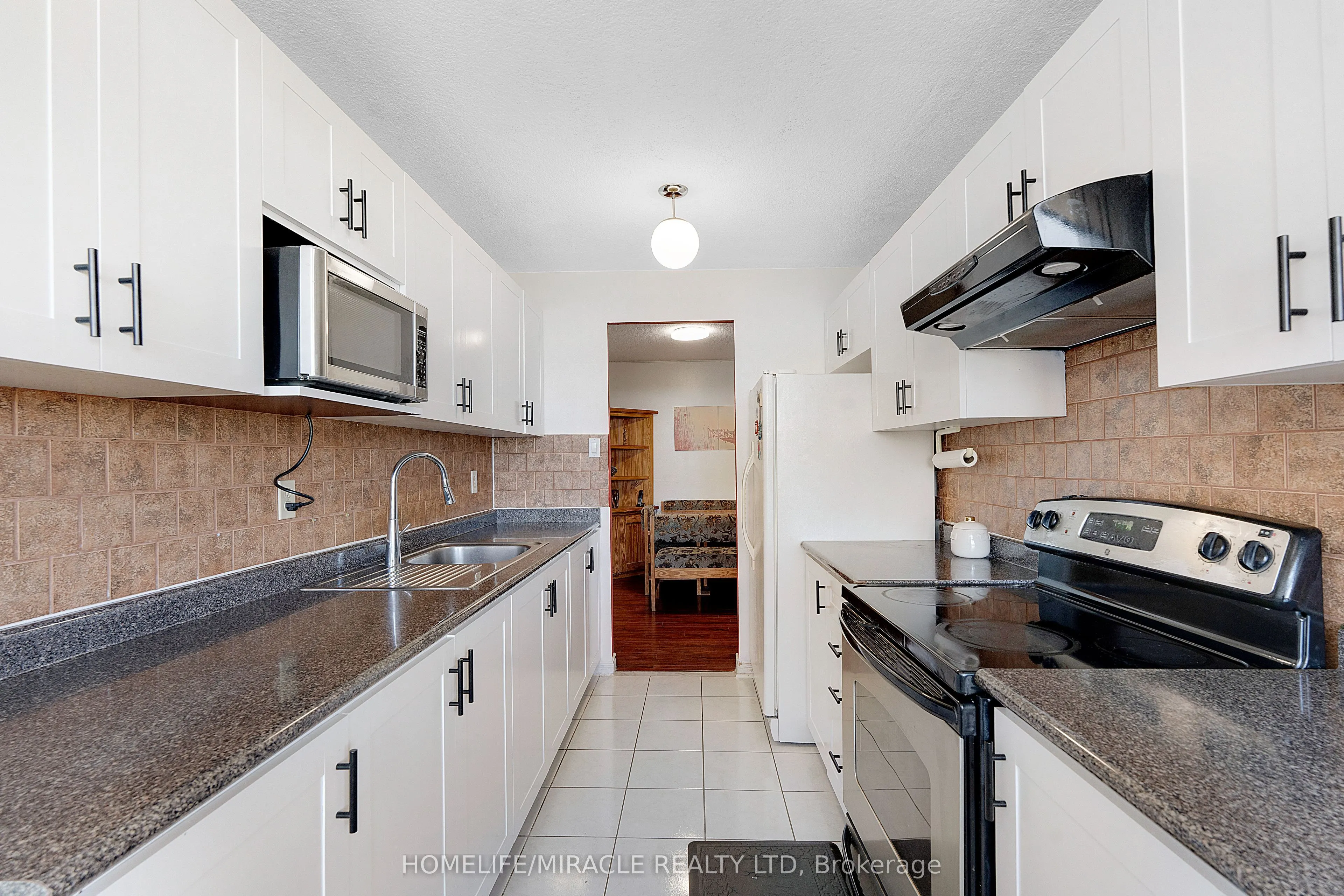 15 Kensington Road #907