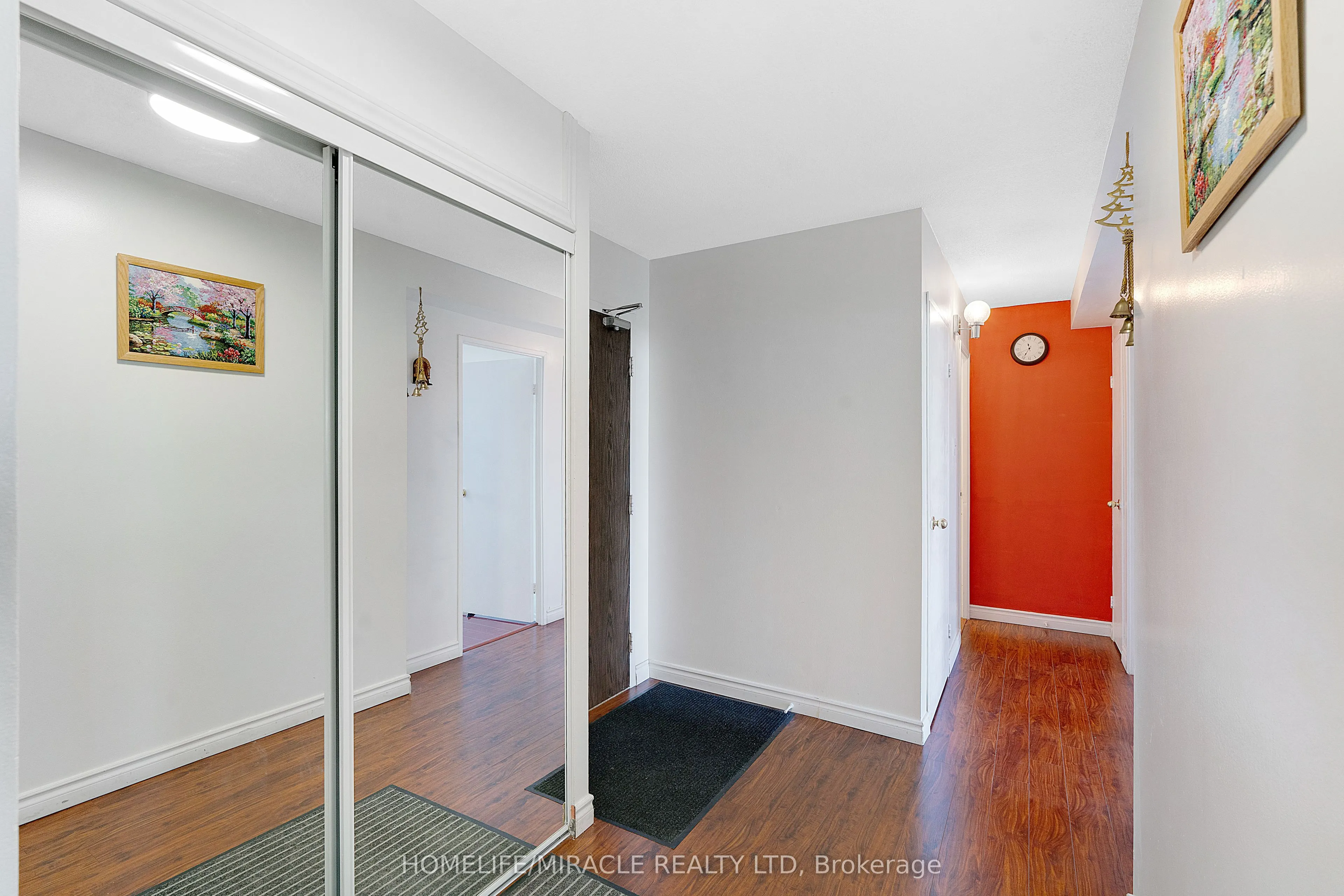 15 Kensington Road #907