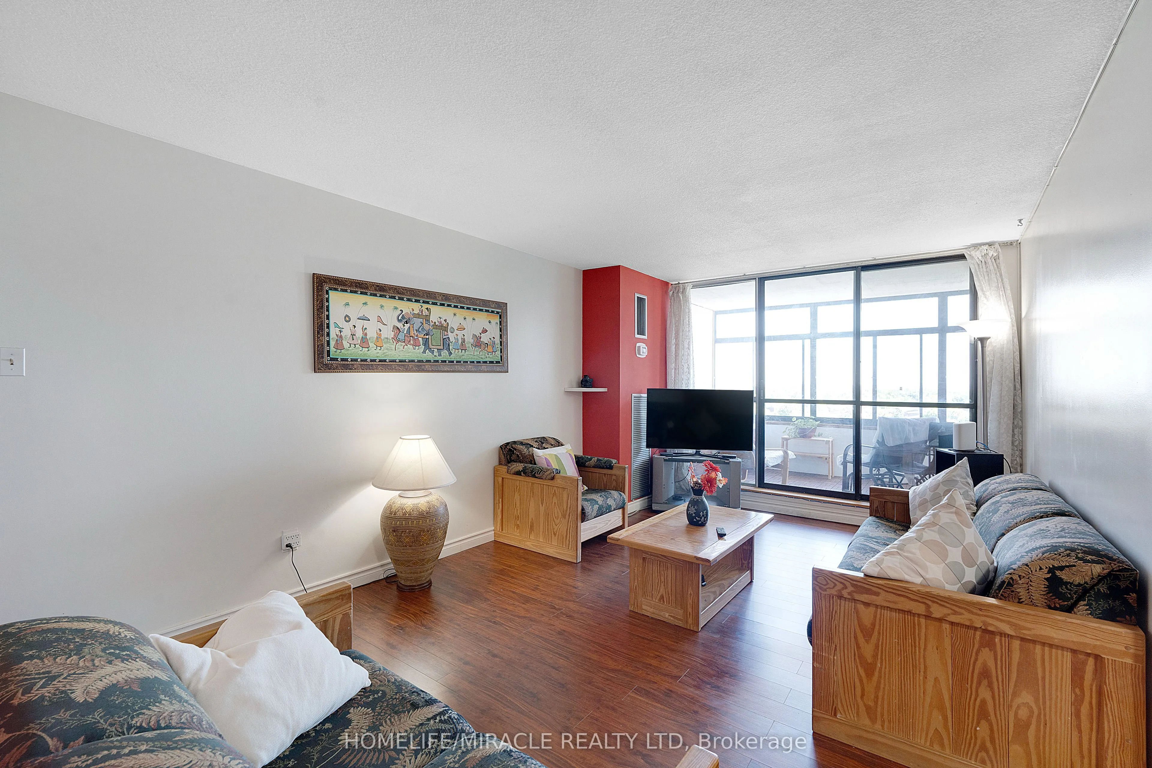 15 Kensington Road #907