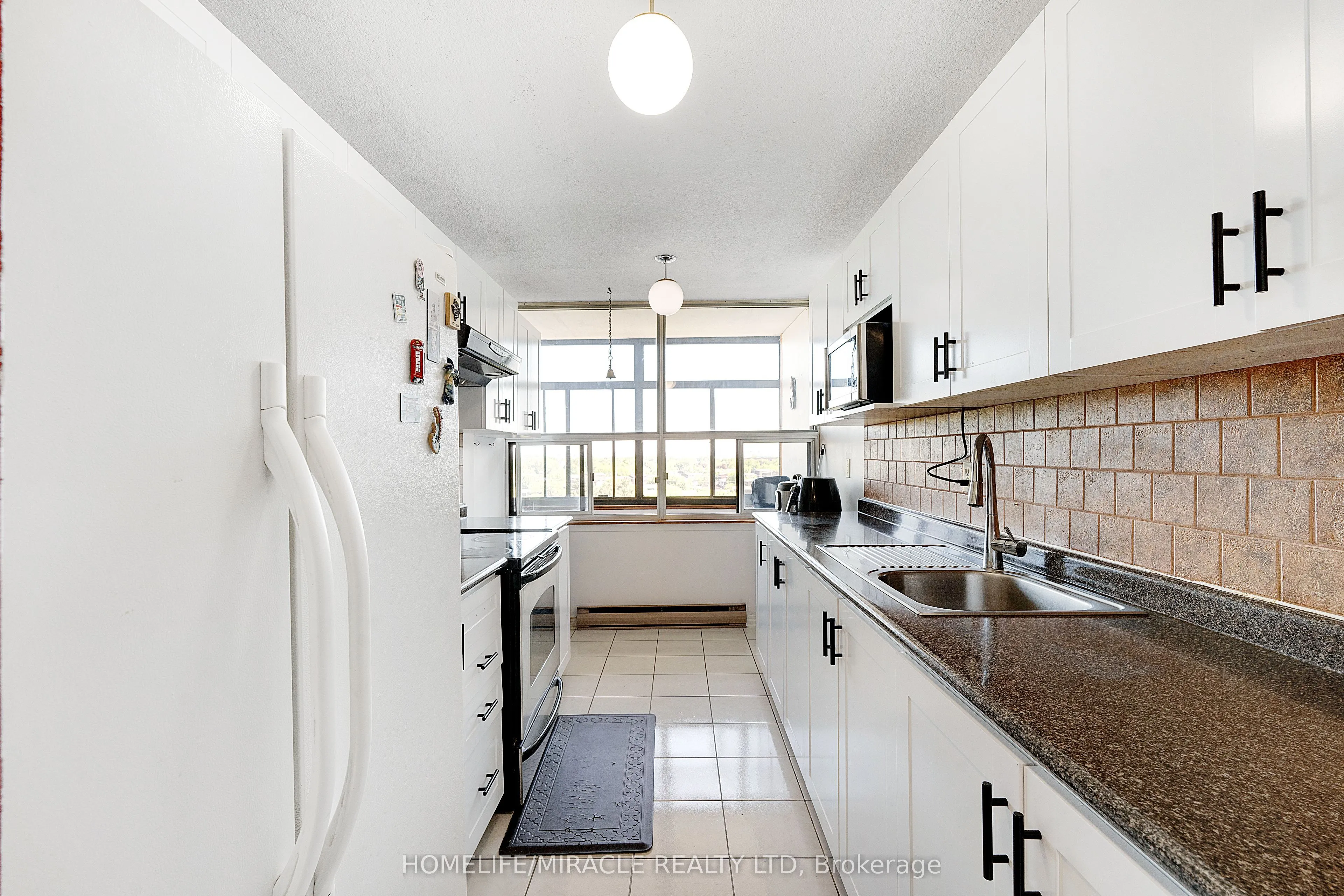 15 Kensington Road #907