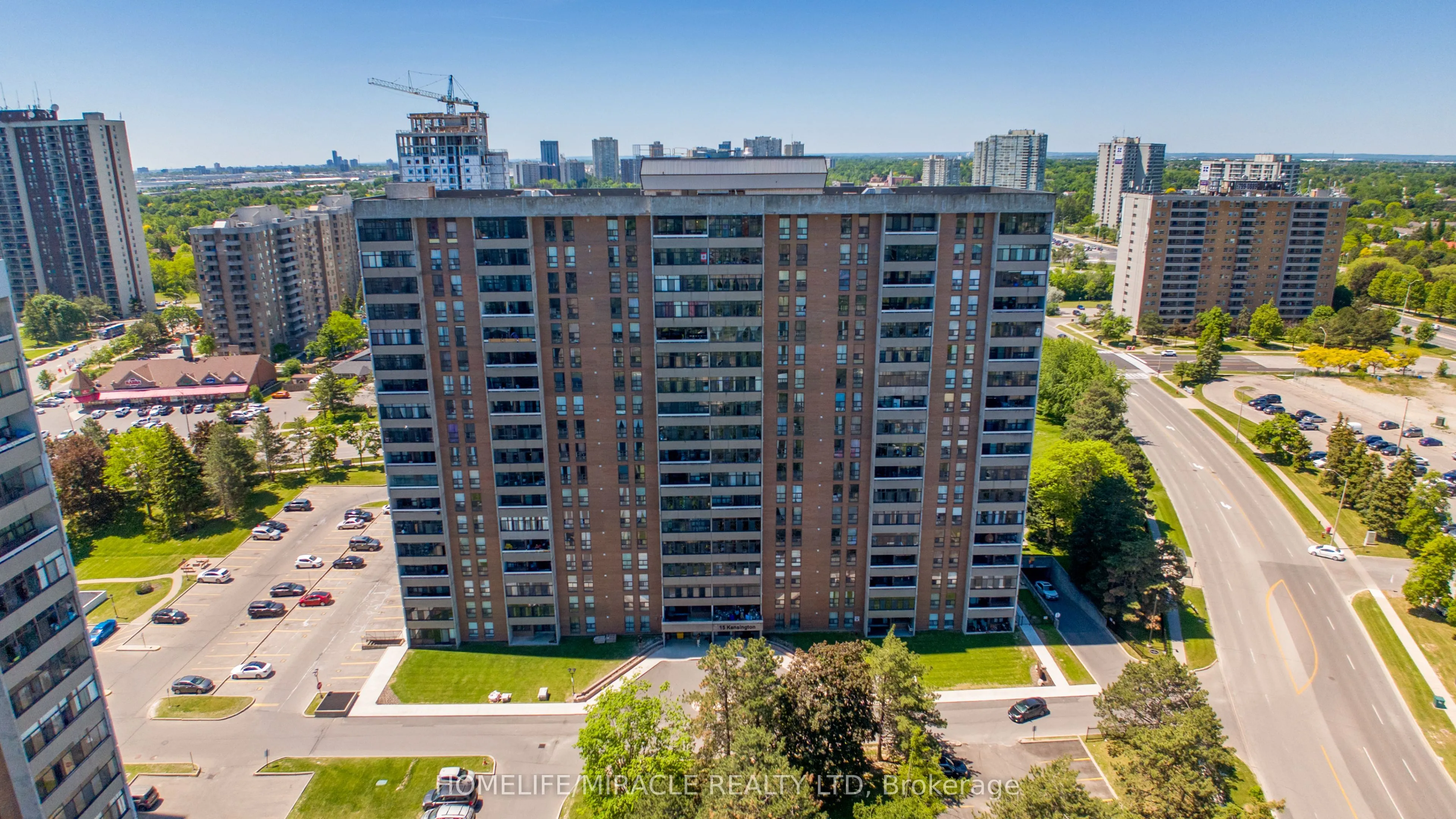15 Kensington Road #907