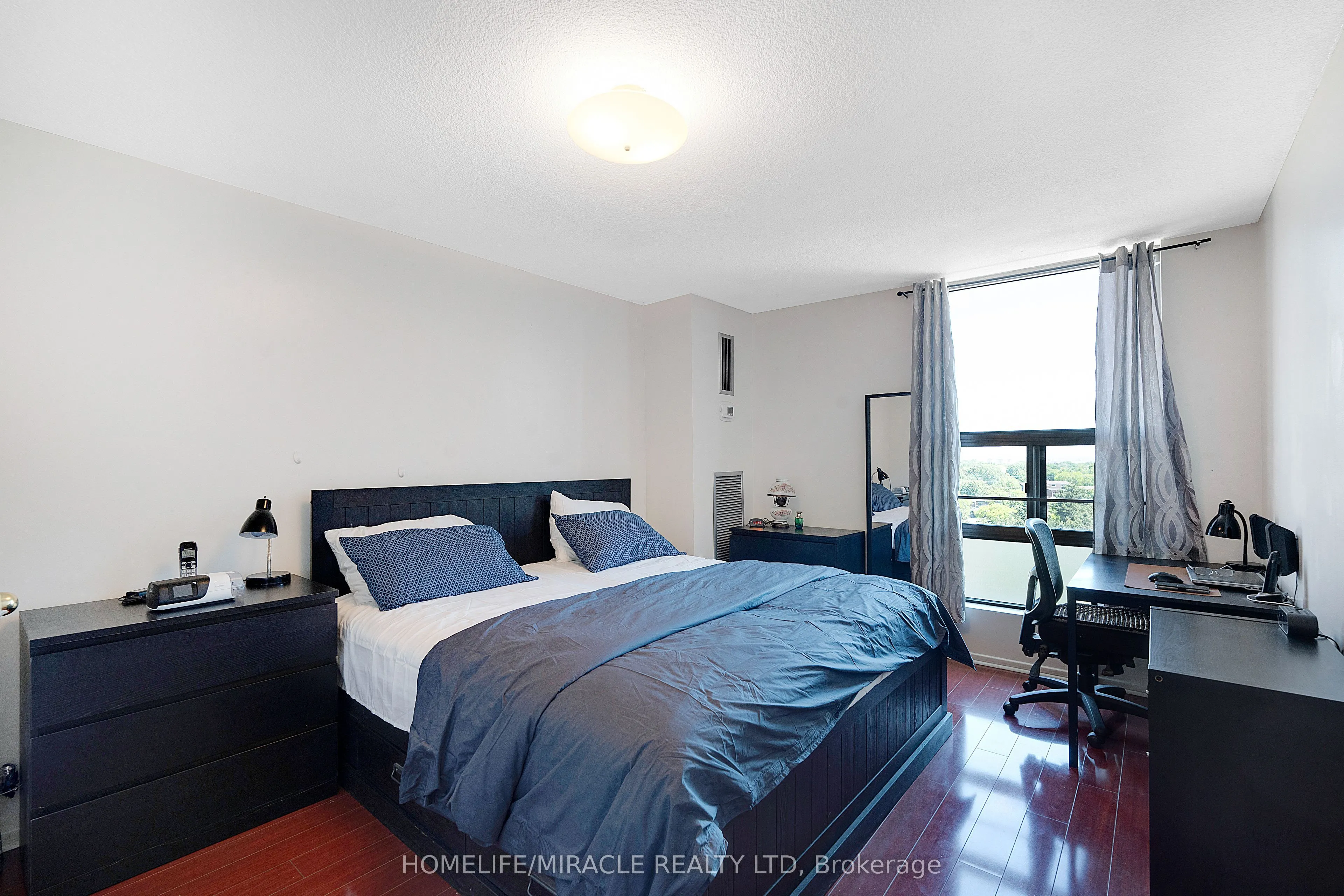 15 Kensington Road #907
