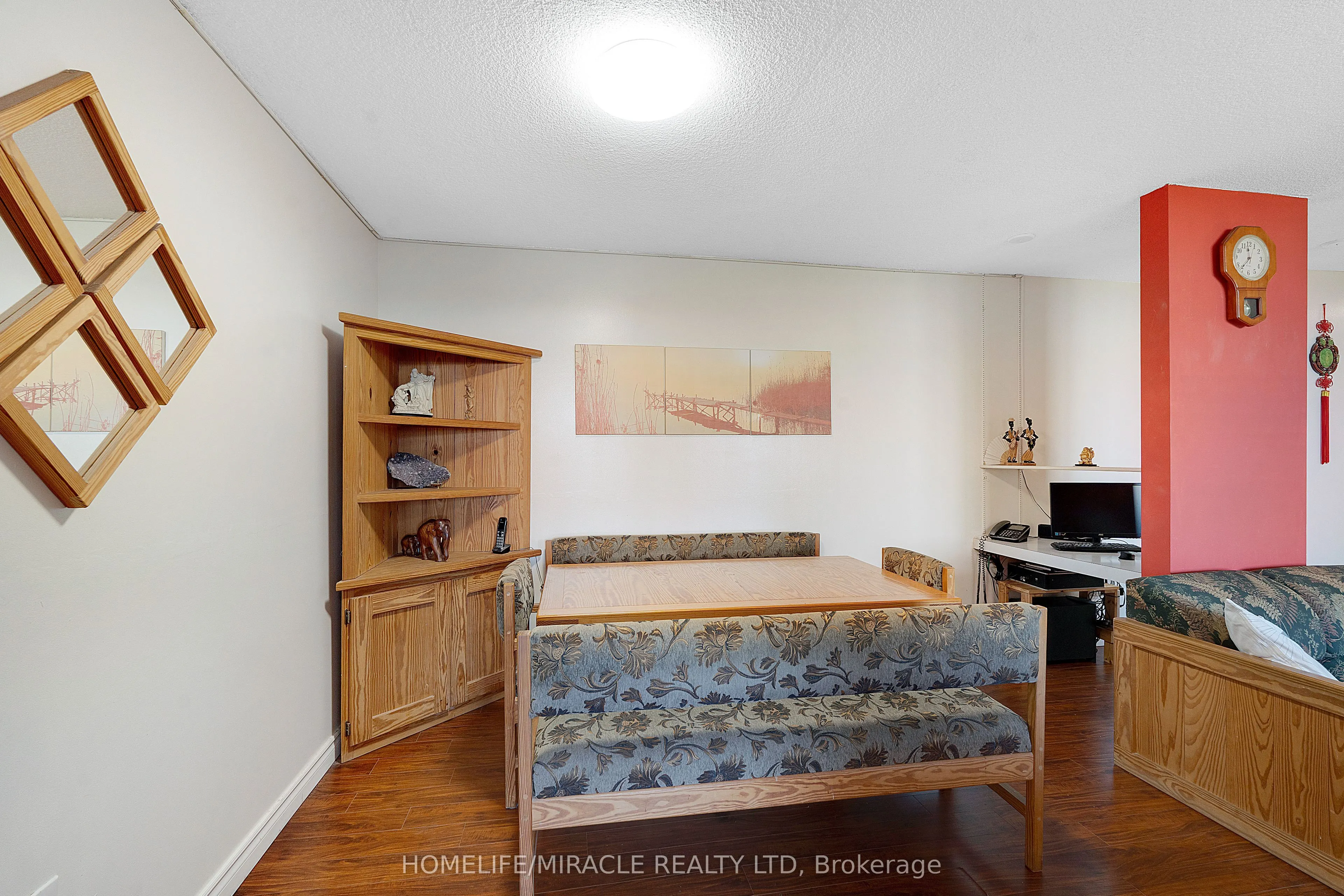 15 Kensington Road #907