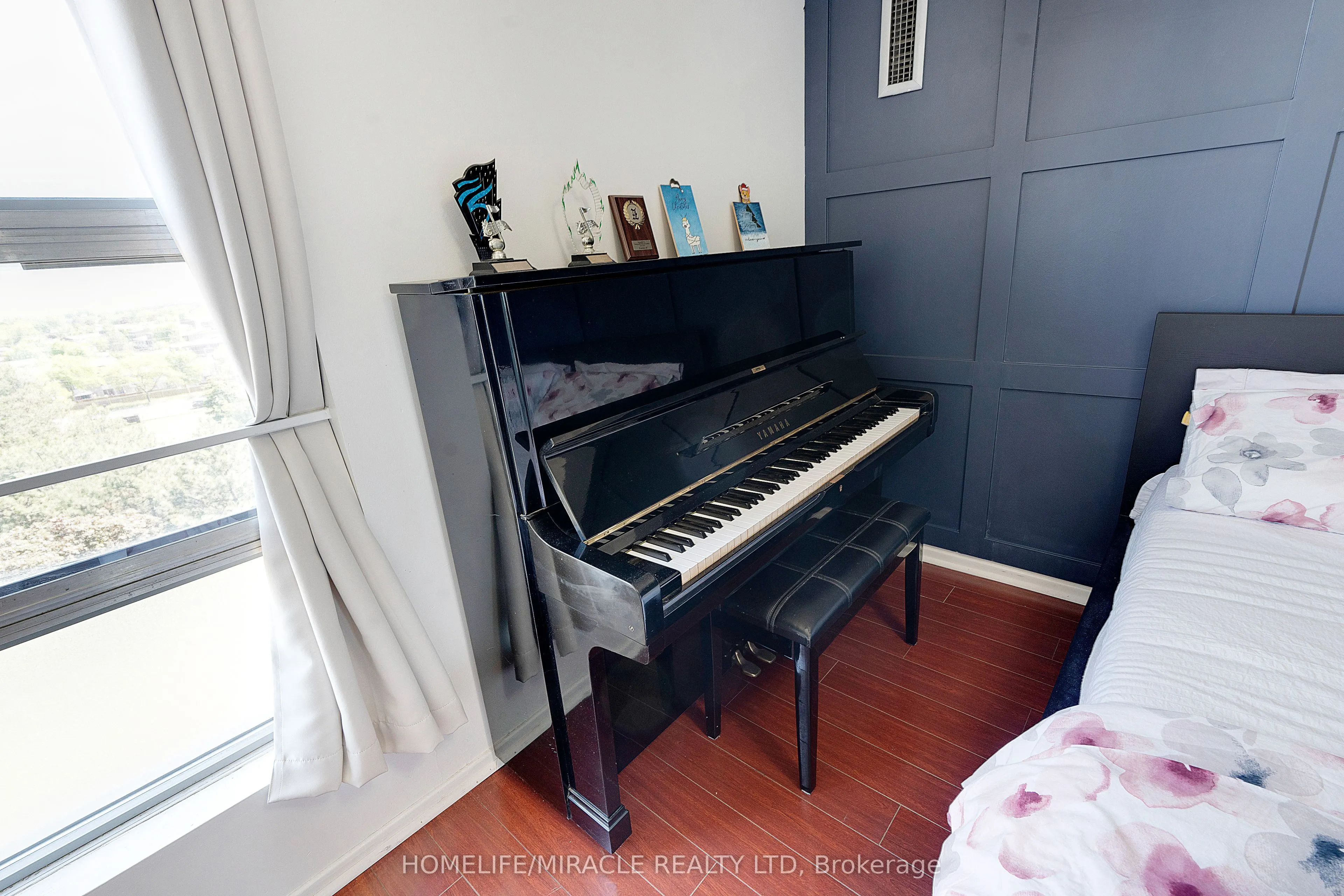 15 Kensington Road #907