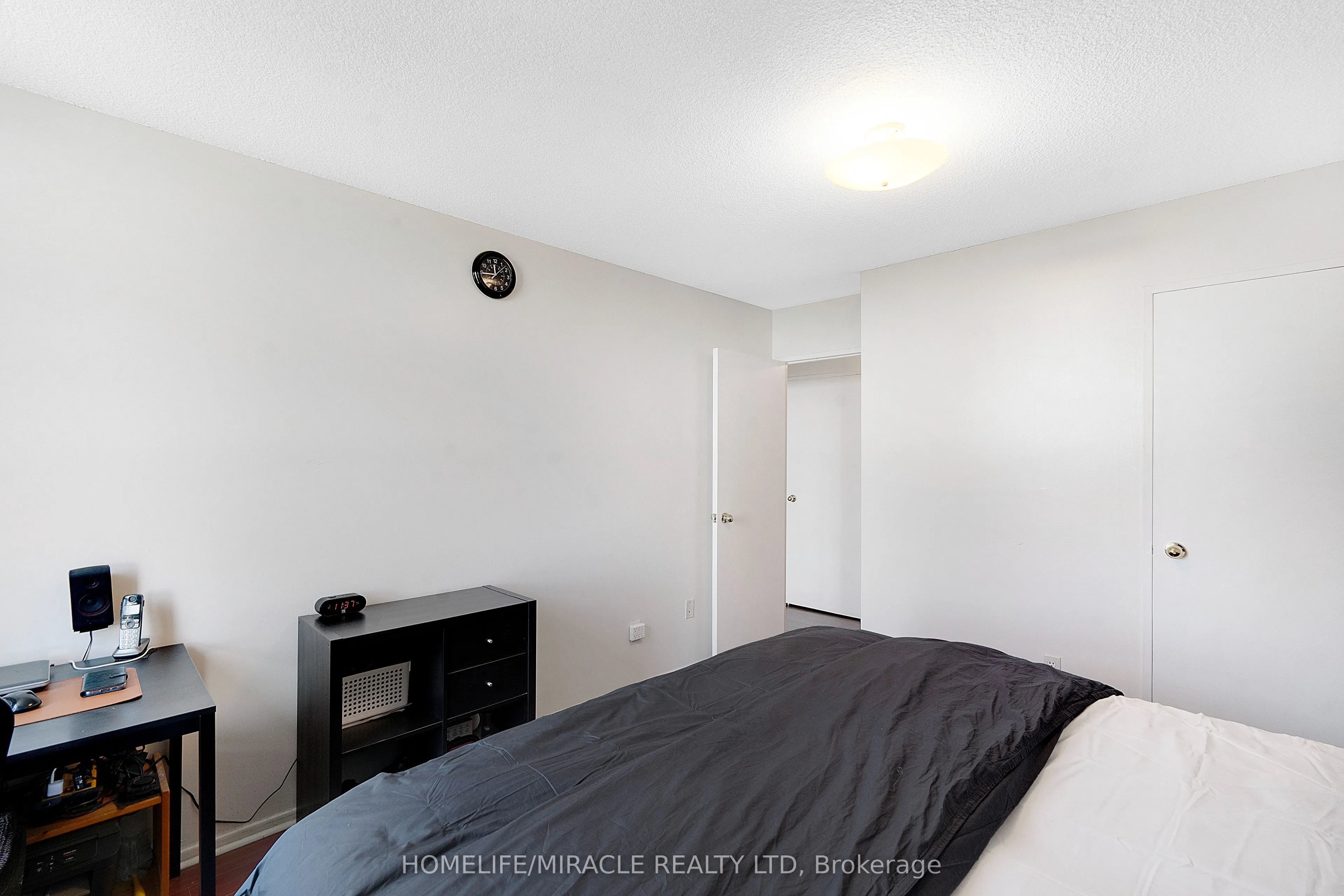 15 Kensington Road #907