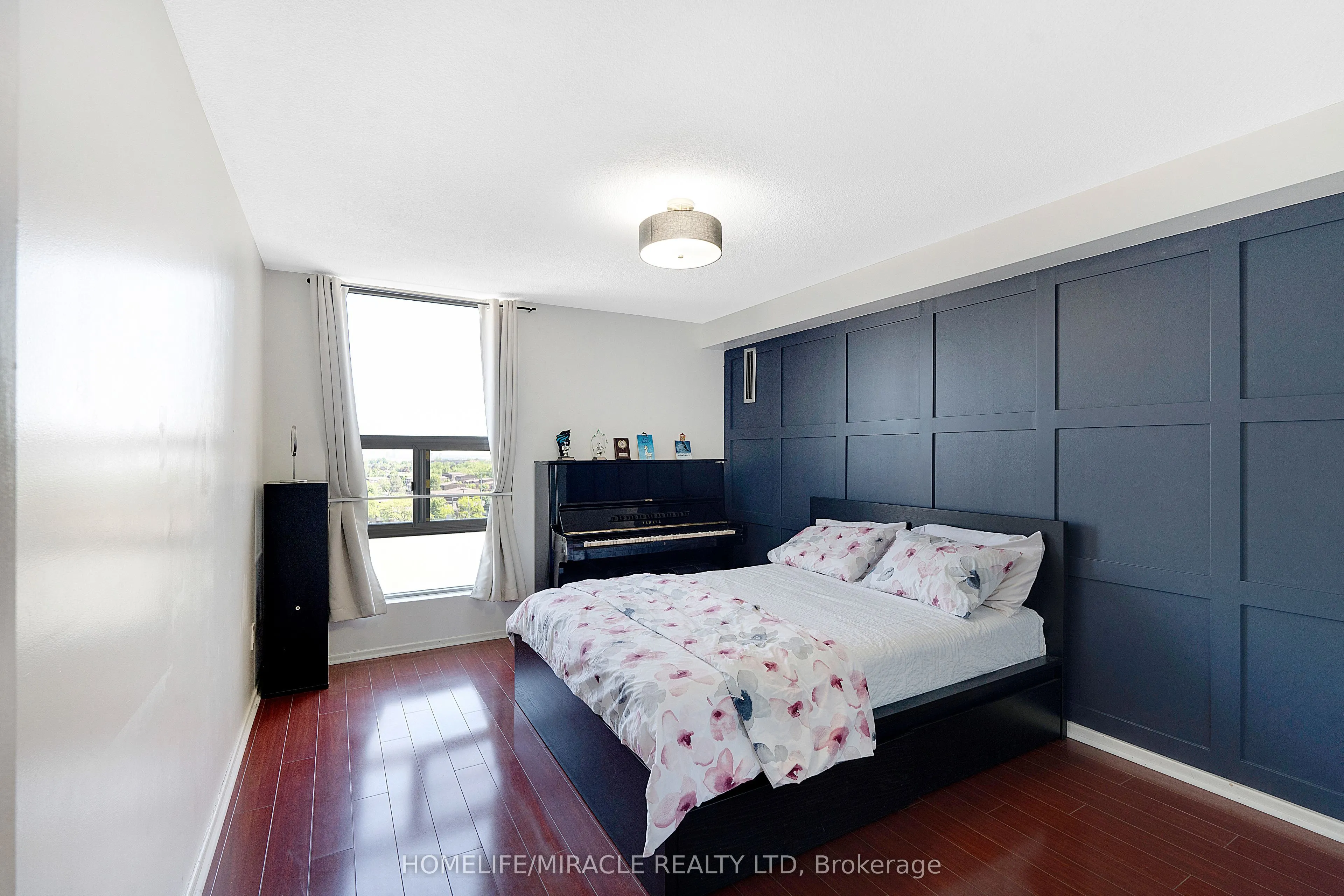 15 Kensington Road #907