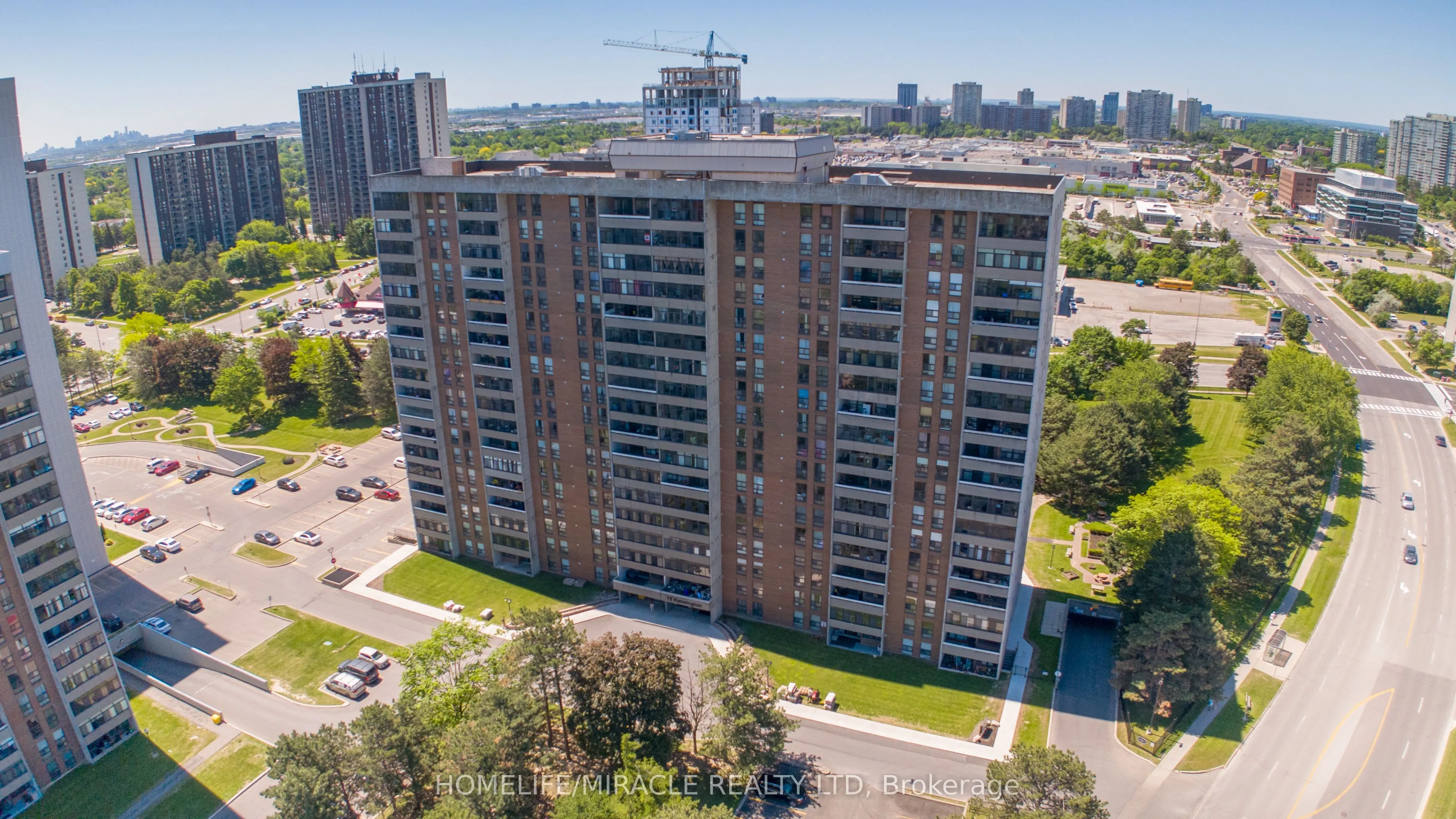 15 Kensington Road #907