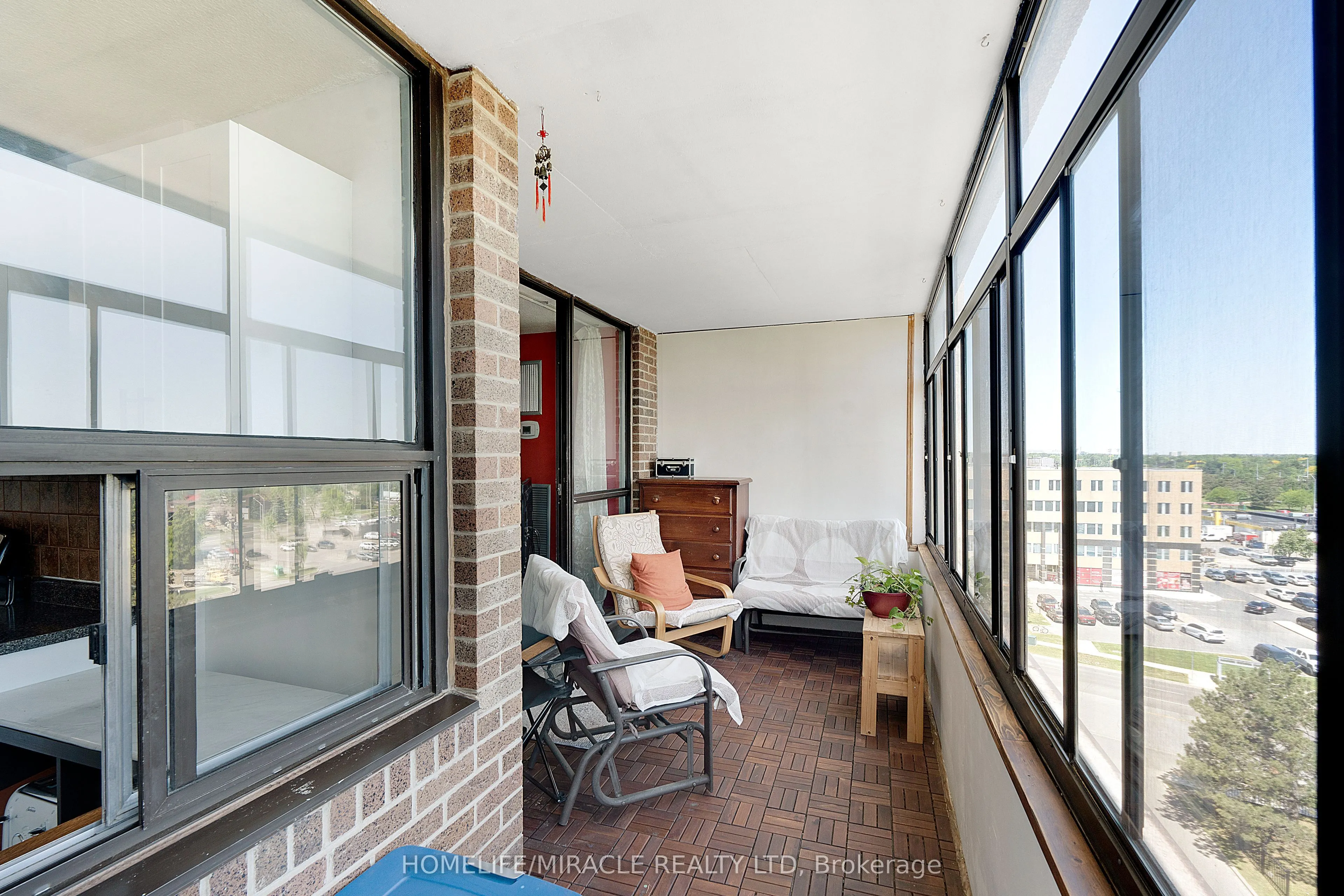 15 Kensington Road #907
